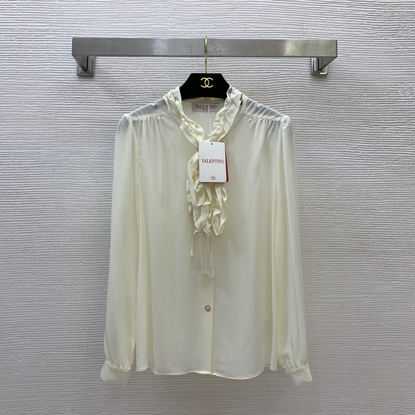 NO:417454,Model number G25060572 VALENTI*O Warren Home New High-end Boutique Custom Silk Mulberry Silk Fabric!  Sweet and sweet ears with tassel streamers and bow tie tied with a loose and versatile buckle long-sleeved silk shirt!  The bow tie streamer is removable!  Apricot color, black, (M size front bust 98/100, sleeve length 57, clothing length 61) hair, valentino, valentino, real silk, alexander wang19860909款号G25060572 VALENTI*O华伦家新款 高端精品定制Silk桑蚕丝面料！气质甜美木耳边拼接流苏飘带蝴蝶结系带领 宽松百搭系扣长袖真丝衬衣！领结飘带可拆卸！杏色、黑色、（M码前胸围98/100,袖长57,衣长61）发,,valentino,valentino,real silk,alexander wang,Women's clothing