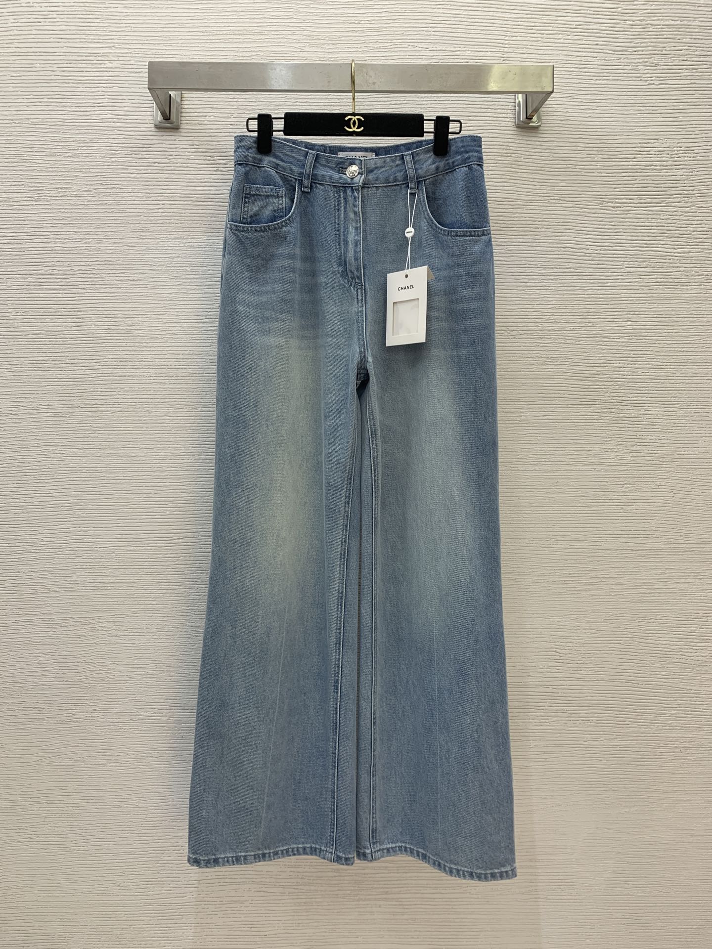 NO:418884,Model number G25060625 Chane* new high-end custom wash cowboy cotton colorful sequin embroidered double C logo medium high waist loose wide-leg jeans trousers!  Light blue, 36.36.38 (36 size waist 74, hip 98, pants length 108) hair, chanel, jeans, alexander wang19860909款号G25060625 Chane*新款高端定制洗水牛仔棉七彩亮片刺绣双C标志中高腰宽松阔腿牛仔裤长裤！浅蓝色、36.36.38（36码腰围74,臀围98,裤长108）发,,chanel,jeans,alexander wang,Women's clothing