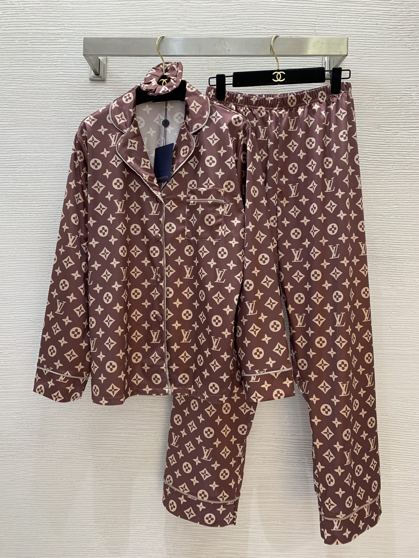 NO:418895,Model number D25060615 GUCC*LOUIS*LV new old-fashioned letter logo print contrast color border casual home clothing set!  Loose lapel long-sleeved top with elastic waist straight wide-leg trousers!  G black, G khaki, LV black, LV brown, (M size bust 112, sleeve length 60, clothing length 68; waist 68 elastic, hip 110, trouser length 102/waist ±4) hair, gucci, louis vuitton, louis vuitton, alexander wang19860909款号D25060615 GUCC*LOUIS*LV新款老花字母logo印花撞色包边休闲居家服套装！宽松翻领长袖上衣松紧腰直筒阔腿长裤！G黑色、G卡其色、LV黑色、LV咖色、（M码胸围112,袖长60,衣长68；腰围68松紧,臀围110,裤长102/腰围±4）发,,gucci,louis vuitton,louis vuitton,alexander wang,Women's clothing