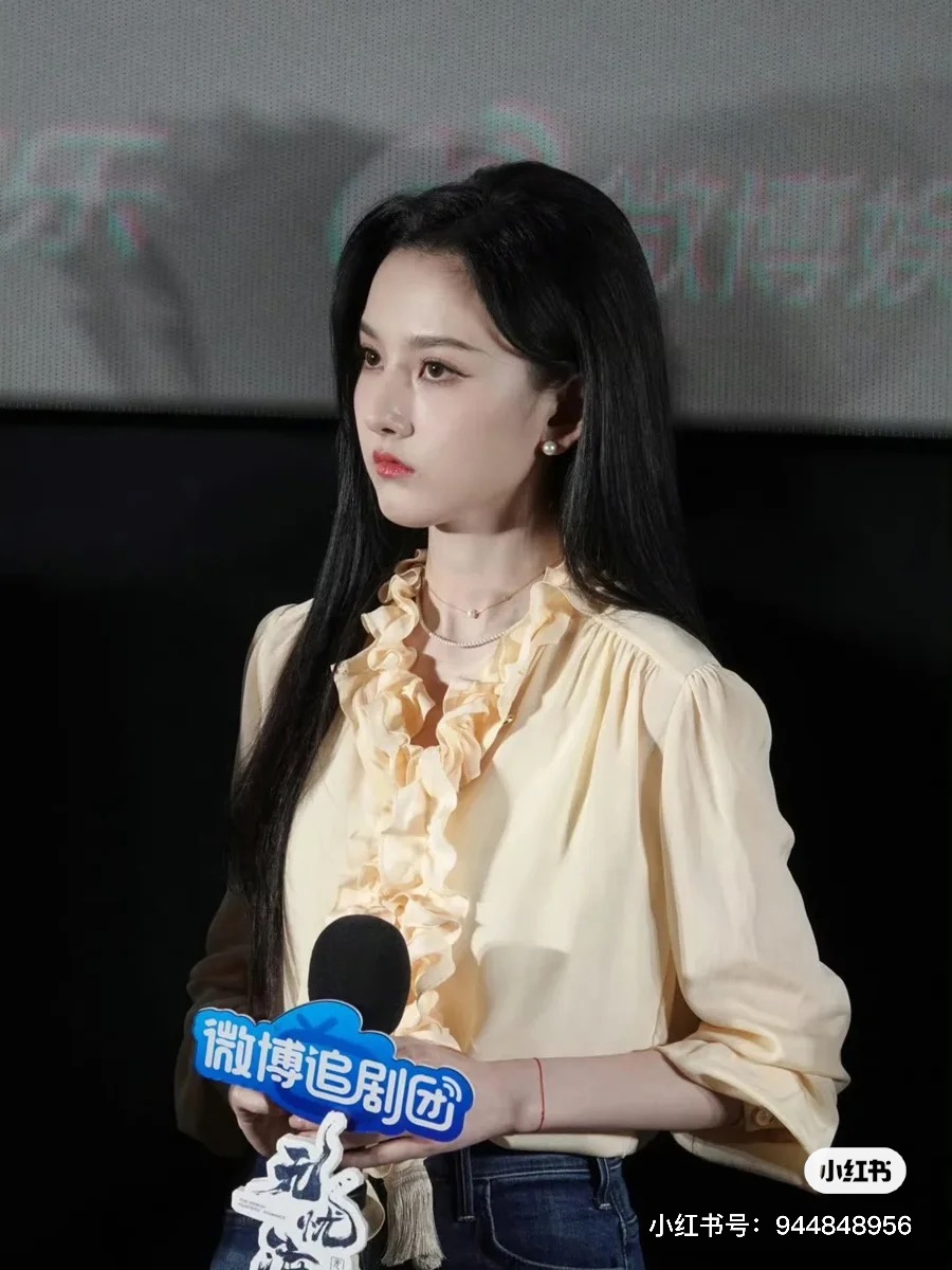 NO:417463,Model number G25060572 VALENTI*O Warren Home New High-end Boutique Custom Silk Mulberry Silk Fabric!  Sweet and sweet ears with tassel streamers and bow tie tied with a loose and versatile buckle long-sleeved silk shirt!  The bow tie streamer is removable!  Apricot color, black, (M size front bust 98/100, sleeve length 57, clothing length 61), valentino, valentino, real silk, alexander wang19860909款号G25060572 VALENTI*O华伦家新款 高端精品定制Silk桑蚕丝面料！气质甜美木耳边拼接流苏飘带蝴蝶结系带领 宽松百搭系扣长袖真丝衬衣！领结飘带可拆卸！杏色、黑色、（M码前胸围98/100,袖长57,衣长61）,,valentino,valentino,real silk,alexander wang,Women's clothing