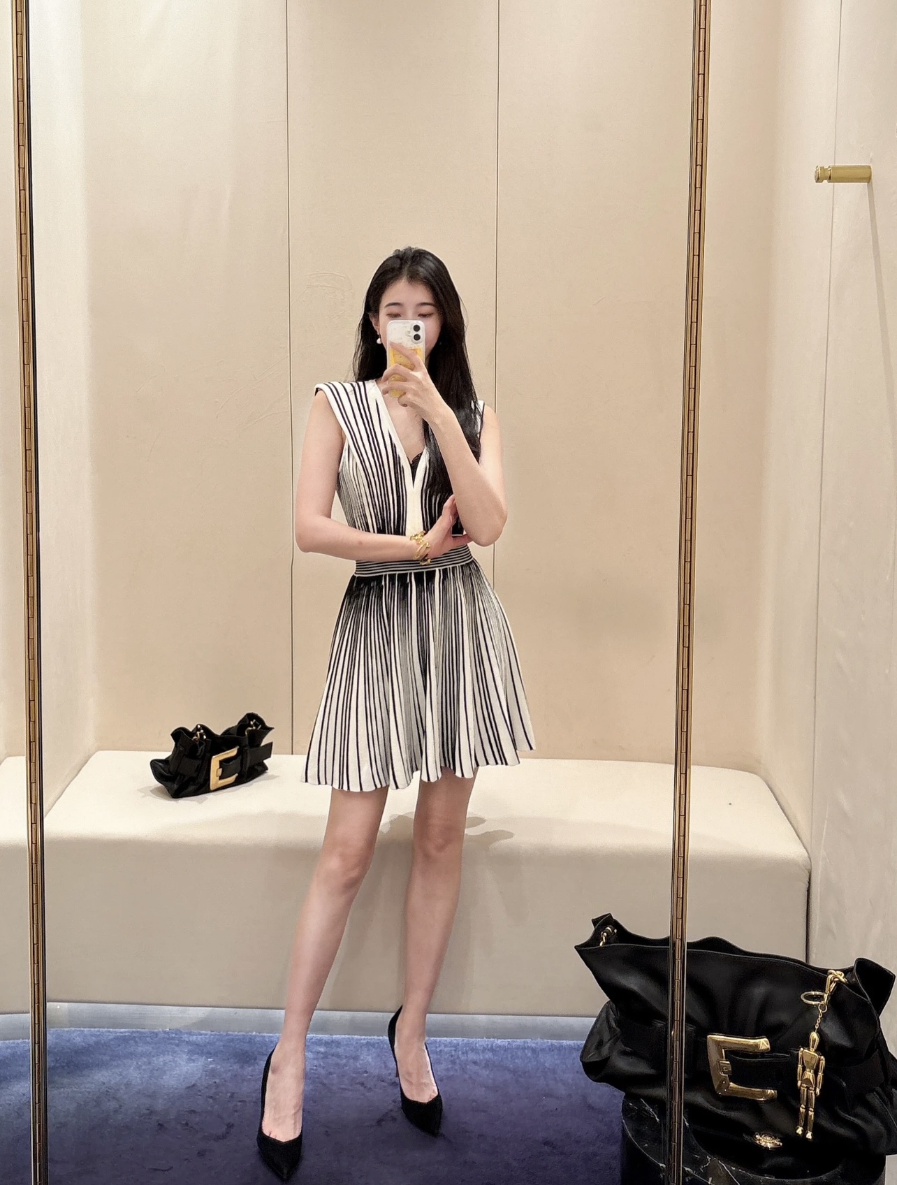 NO:417390,Model number D25060574 Balmai* new style European and American fashionable dense pinstripe slim fit and large sleeveless V-neck knitted dress!  Black, white, (M size bust 72, waist 68, skirt length 87) hair, balmain, skirt 8, alexander wang19860909款号D25060574 Balmai*新款 欧美时尚密集细条纹修身显瘦大摆无袖V领针织连衣裙！黑色、白色、（M码胸围72,腰围68,裙长87）发,,balmain,skirts,alexander wang,Women's clothing
