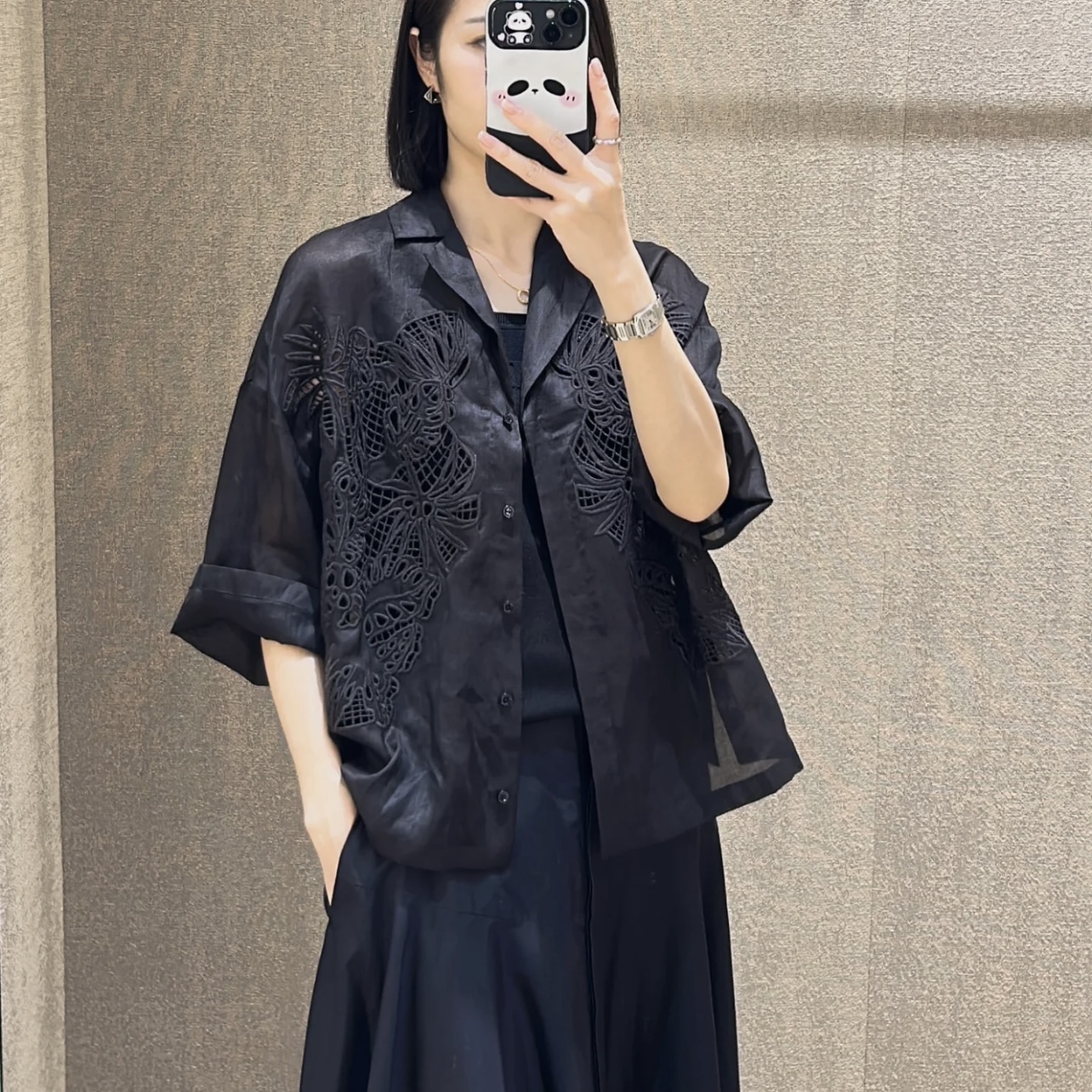 NO:417445,Model number G25060526 MaxMar*a new model, high-end boutique custom ramie fabric breathable and comfortable!  Exquisite embroidery pattern hollowed-out floral loose fashionable mid-sleeved lapel shirt top!  Black, white, 36.38.40.42 (36 size shoulder width 59, bust 108, sleeve length 28, 64 length) hair, alexander wang19860909款号G25060526 MaxMar*a新款 高端精品定制苎麻面料透气舒适！精致刺绣图案镂空勾花宽松时尚中袖翻领衬衣上衣！黑色、白色、36.38.40.42（36码肩宽59,胸围108,袖长28,衣长64）发,,alexander wang,Women's clothing