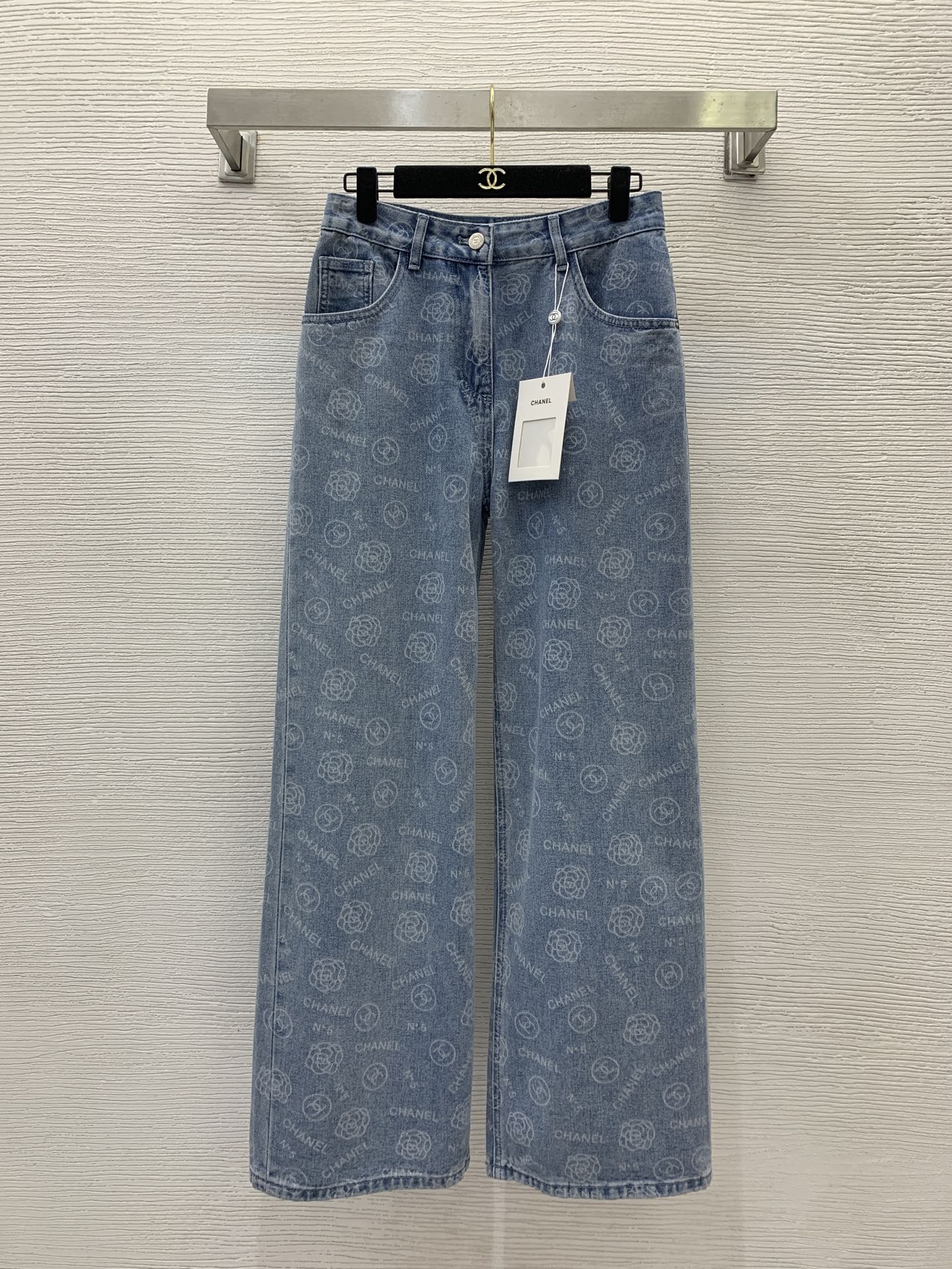 NO:420639,Model number G25060724 Chane* newest high-end custom washed cotton fabric, circle letter logo camellia print loose and fashionable straight wide-leg jeans and trousers!  Light blue, 34.36.38 (36 size waist 72, hip 94, pants length 104) hair, chanel, jeans, alexander wang19860909款号G25060724 Chane*新款 高端定制水洗棉面料、圆圈字母logo山茶花印花宽松时尚直筒阔腿牛仔裤长裤！浅蓝色,34.36.38（36码腰围72,臀围94,裤长104）发,,chanel,jeans,alexander wang,Women's clothing