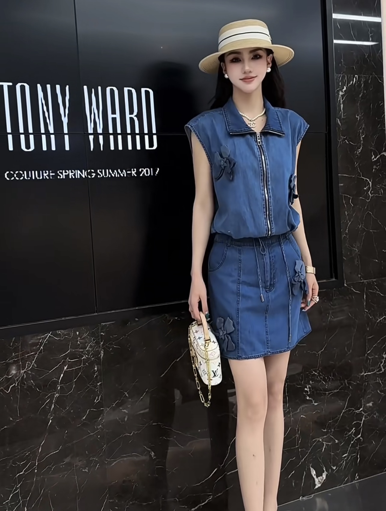 NO:420650,Model number G25060726 VALENTIN*O Warren Home's new high-end custom Tennis cotton fabric is soft and comfortable!  Three-dimensional flower decoration casual temperament two-piece suit!  Original letter logo zippered placket drawstring hem lapel sleeveless top high waist A-line short skirt skirt!  Blue, (M size shoulder width 48, bust 116, garment length 82; waist 72, hip 92, trousers 39) hair, valentino, valentino, skirts, alexander wang19860909款号G25060726 VALENTIN*O华伦家新款高端定制天丝棉面料柔软舒适！立体花朵装饰休闲气质两件套装！原版字母logo拉链门襟抽绳下摆翻领无袖上衣高腰A字短裙半身裙！蓝色,（M码肩宽48,胸围116,衣长82；腰围72,臀围92,裤长39）发,,valentino,valentino,skirts,alexander wang,Women's clothing