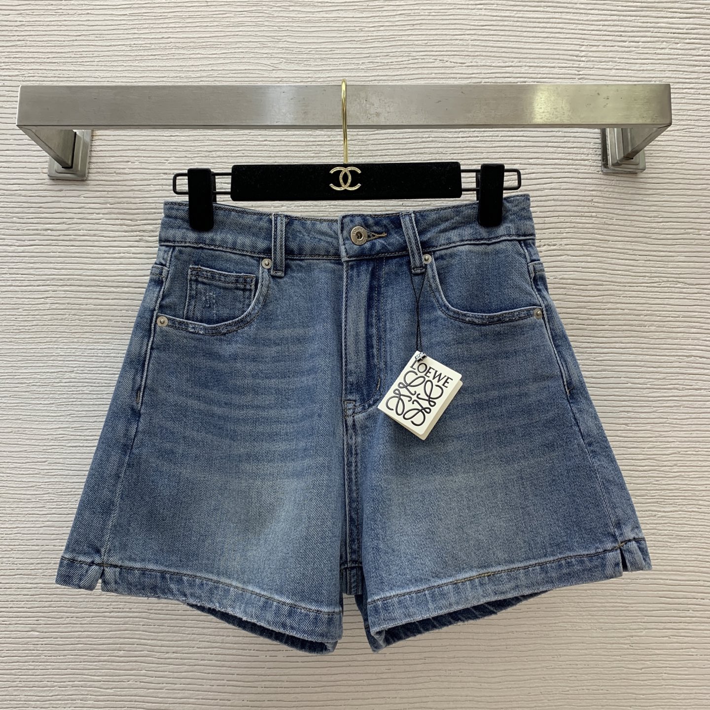 NO:423561,Model number G25060842 LOEW* new high-end custom original letter logo hardware accessories rear hip pocket large logo high waist slim denim shorts!  White, light blue, dark blue, (Size S waist 66, trousers length 36) hair, loewe, shorts, alexander wang19860909款号G25060842 LOEW*新款高端定制原版字母logo五金配件后臀口袋大标志高腰显瘦牛仔短裤！白色、浅蓝、深蓝、（S码腰围66,裤长36）发,,loewe,shorts,alexander wang,Women's clothing