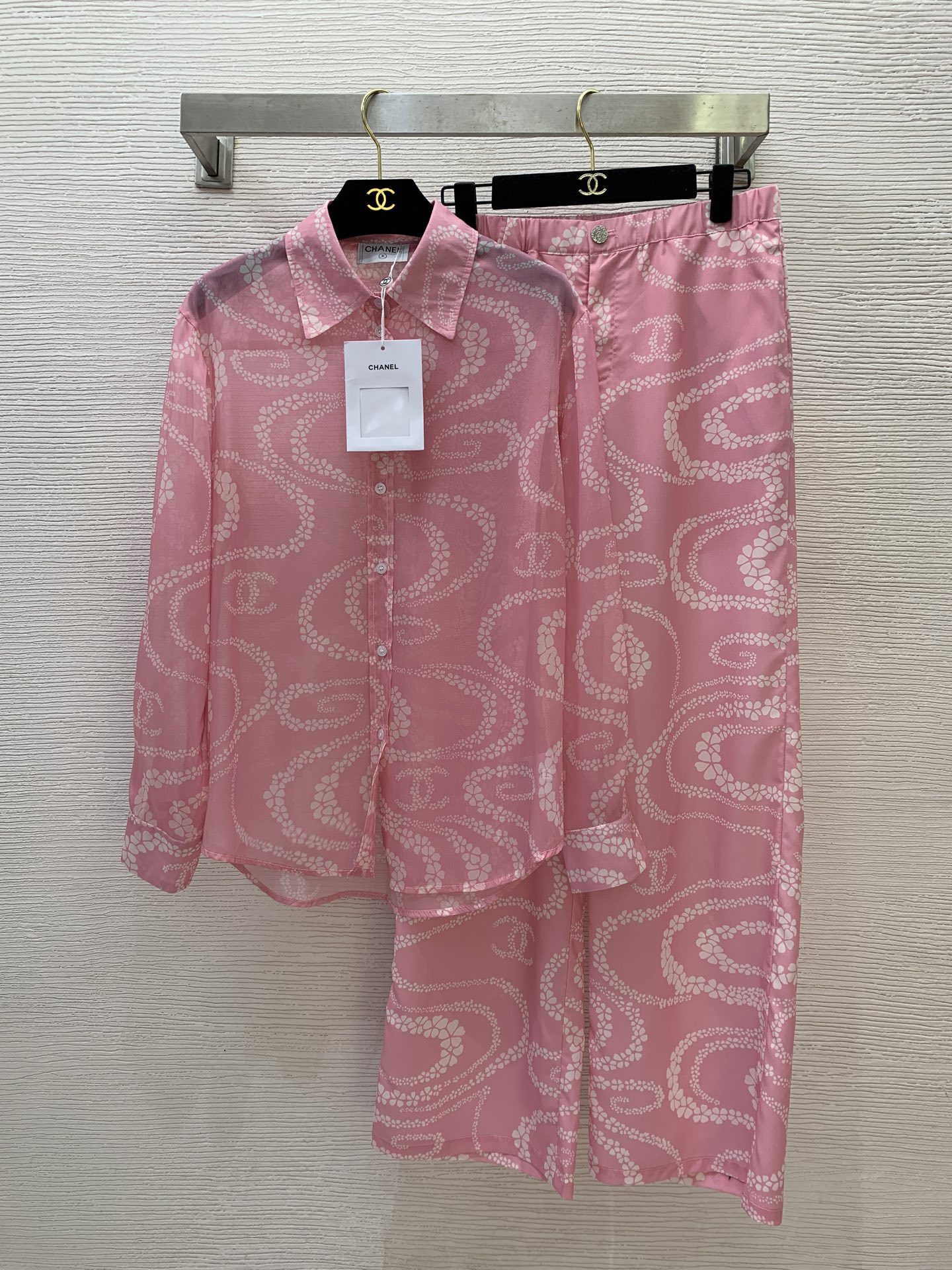 NO:425057,Model number D25061025 Chane* new corrugated flower double C print fashion set!  Buttoned lapel loose long sleeve shirt elastic waist wide-leg pants trousers!  Black, pink, (M size bust 102, sleeve length 59, clothing length 72; waist 74 elastic, hip 96, pants length 101) hair, chanel, alexander wang19860909款号D25061025 Chane*新款波纹花朵双C印花时尚套装！系扣翻领宽松长袖衬衣松紧腰阔腿裤长裤！黑色、粉色、（M码胸围102,袖长59,衣长72；腰围74松紧,臀围96,裤长101）发,,chanel,alexander wang,Women's clothing