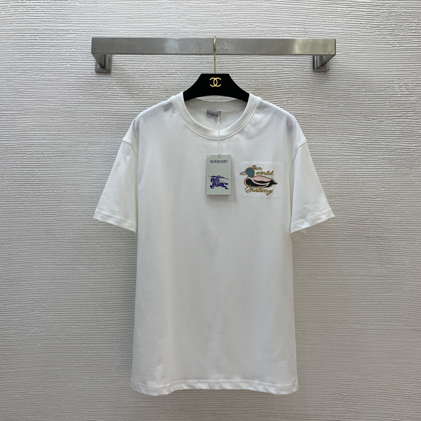 NO:426790,Model number G25061238 BURBERR* newest model for men and women, high-end custom pure cotton fabric duck print pattern embroidery logo loose fashionable short-sleeved T-shirt top!  Black, white, (M size shoulder width 52, bust 108, sleeve length 22, clothing length 72) hair, burberry, T-shirt,tees, t-shirt,alexander wang19860909款号G25061238 男女同款BURBERR*新款 高端定制纯棉面料小鸭印花图案刺绣logo宽松时尚短袖t恤上衣！黑色,白色,（M码肩宽52,胸围108,袖长22,衣长72）发,,burberry,T-shirt,tees，t-shirt,alexander wang,Women's clothing