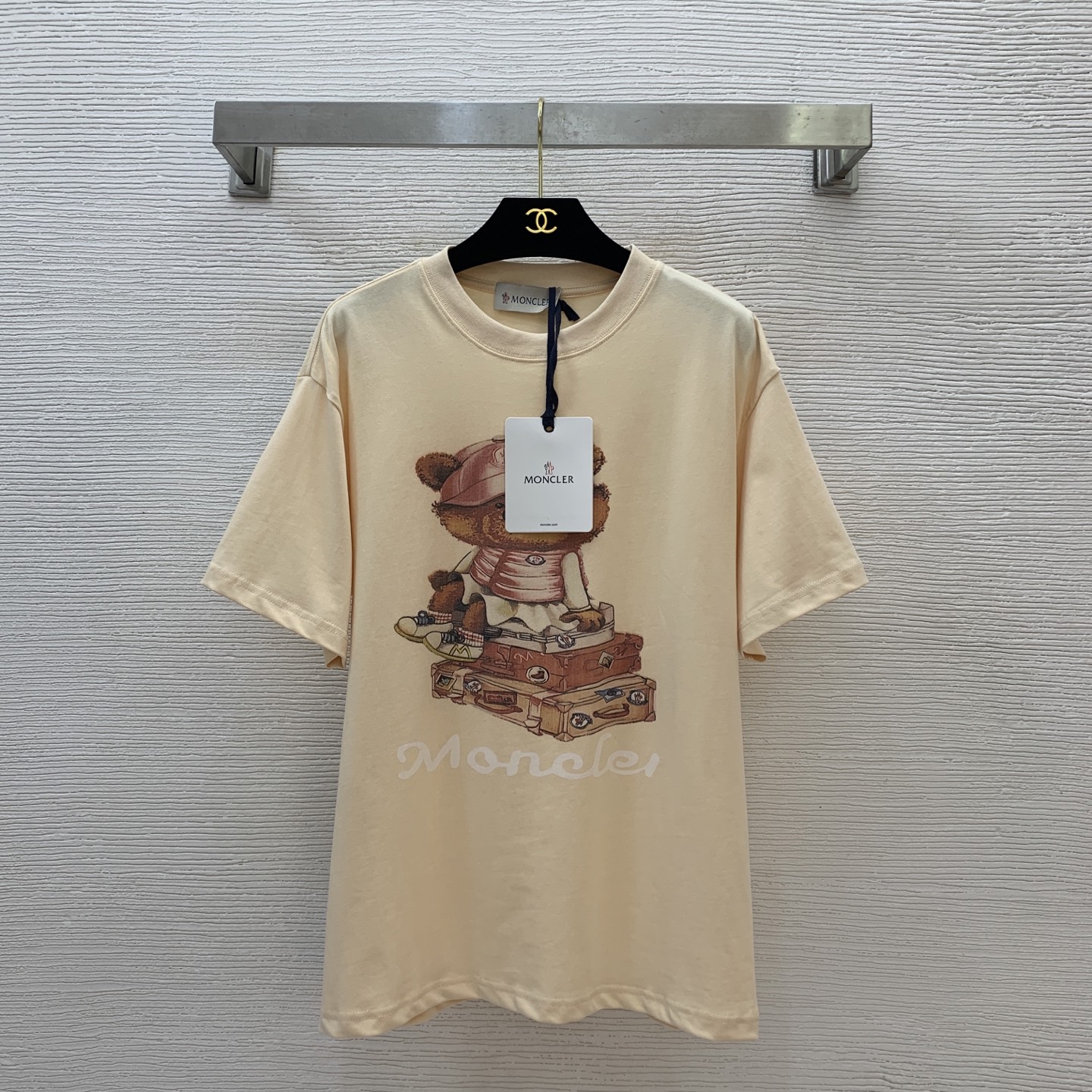 NO:423534,Model number G25060818 Moncler* new high-end customization, cartoon picture, hat-wearing bear logo print, loose and fashionable round neck short-sleeved T-shirt top!  (M size shoulder width 48, bust 104, sleeve length 20, clothing length 68) hair, Moncler, T-shirt, tees, t-shirt, hats, alexander wang19860909款号G25060818 Moncler*蒙口新款高端定制 卡通图片戴帽小熊logo印花 宽松时尚圆领短袖t恤上衣！（M码肩宽48,胸围104,袖长20,衣长68）发,,Moncler,T-shirt,tees，t-shirt,hats,alexander wang,Women's clothing