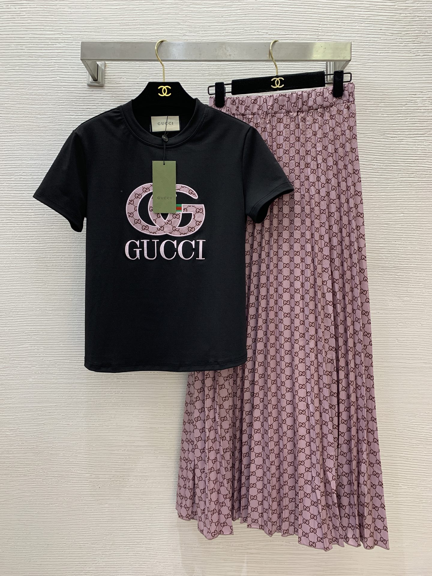 NO:425018,Model number D24061017 GUCC* new style and casual two-piece set!  Large logo patch embroidered logo short-sleeved T-shirt top full-body presbyterian printed high-waisted pleated long skirt!  (M size bust 90, sleeve length 17, clothing length 58; waist circumference 66 elastic, skirt length 100/waist circumference ±4) hair, gucci, skirt circumference, T-shirt, tees, t-shirt, alexander wang19860909款号D24061017 GUCC*新款时尚休闲两件套装！大标志贴布刺绣logo短袖T恤上衣通体老花印花高腰百褶长款半身裙！（M码胸围90,袖长17,衣长58；腰围66松紧,裙长100/腰围±4）发,,gucci,skirts,T-shirt,tees，t-shirt,alexander wang,Women's clothing