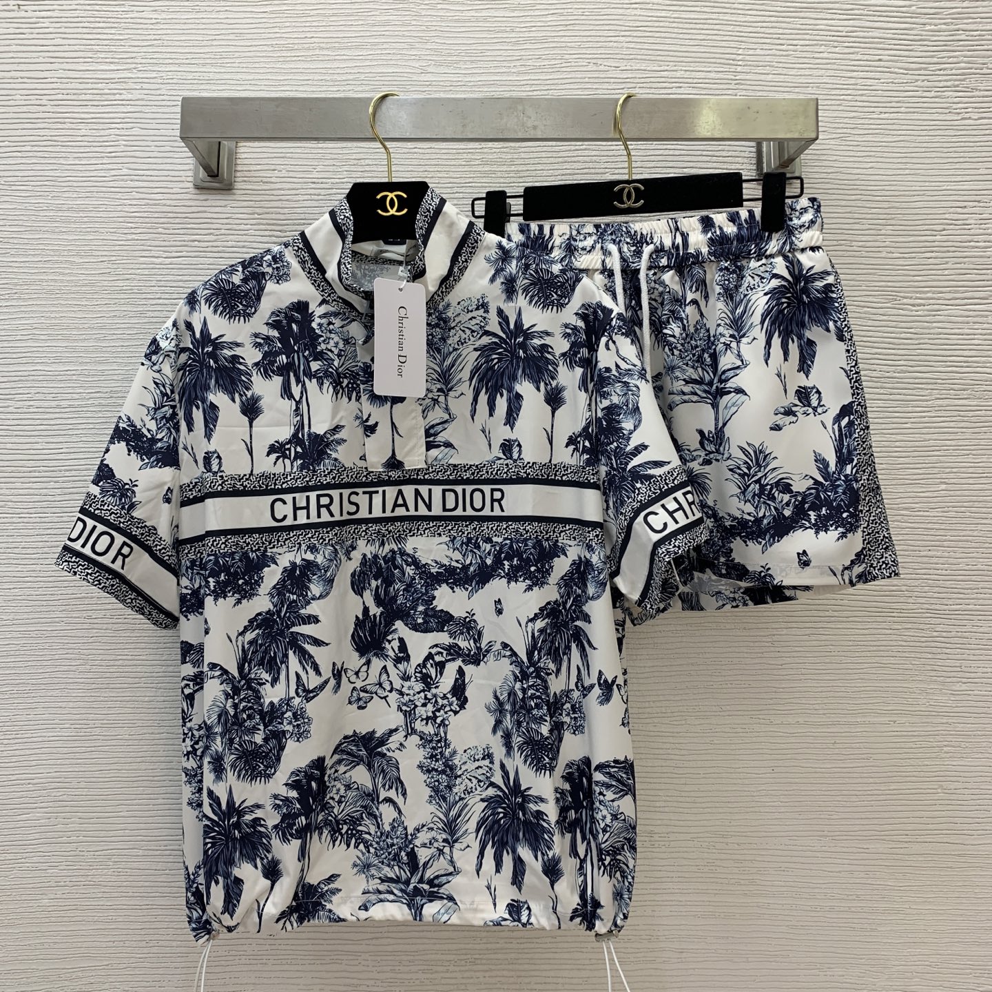 NO:426795,Model number D25061243 Dio* new D home fashion printed casual two-piece set!  Loose and versatile zippered placket stand collar short-sleeved top drawstring elastic waist loose wide-leg shorts!  Presbyterian pictures, coconut trees pictures, (M size shoulder width 46, bust 114, sleeve length 23, clothing length 63; waist 70 elasticity, hip 112, pants length 34) hair, dior, dior, shorts, T-shirt, alexander wang19860909款号D25061243 Dio*新款D家时尚印花休闲两件套装！宽松百搭拉链门襟立领短袖上衣抽绳松紧腰宽松阔腿短裤！老花图、椰树图、（M码肩宽46,胸围114,袖长23,衣长63；腰围70松紧,臀围112,裤长34）发,,dior,dior,shorts,T-shirt,alexander wang,Women's clothing