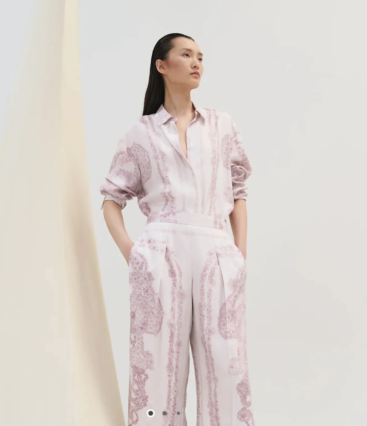 NO:423563,Model number G25060824 HERM*S new high-end customization uses 19 Mmi silk twill fabric, fashionable retro flower pattern, fashionable printed buttoned lapel loose version long-sleeved silk shirt!  Black, pink, (Size S front bust 100/104, sleeve length 59, 67 clothes length) shirt, hermes, shirts, real silk, alexander wang19860909款号G25060824 HERM*S新款高端定制采用19姆米真丝斜纹绸面料、时尚复古花朵图案时尚印花系扣翻领宽松版长袖真丝衬衣！黑色、粉色、（S码前胸围100/104,袖长59,衣长67）衬衫,,hermes,shirts,real silk,alexander wang,Women's clothing