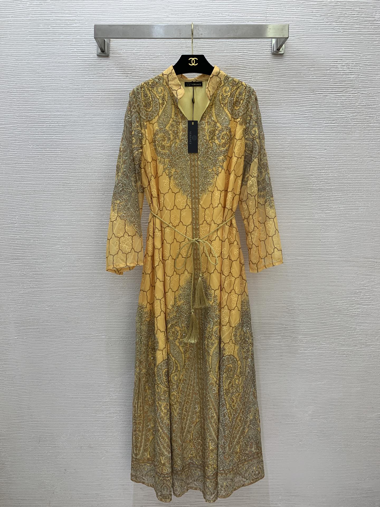 NO:426780,Model number G25061282 VERSAC* new style, fashionable retro printed high temperature ironing decoration, loose and fashionable V-shaped stand collar long-sleeved dress (the diamond process occasionally has diamond drops, which is normal) yellow, blue, khaki, (S-size bust 102, sleeve length 55, skirt length 138), versace, skirt, alexander wang19860909款号G25061282 VERSAC*新款 时尚复古印花高温烫钻装饰 宽松时尚V字立领长袖连衣裙（烫钻工艺偶有掉钻属正常）黄色、蓝色、卡其色、（S码胸围102,袖长55,裙长138）发,,versace,skirts,alexander wang,Women's clothing