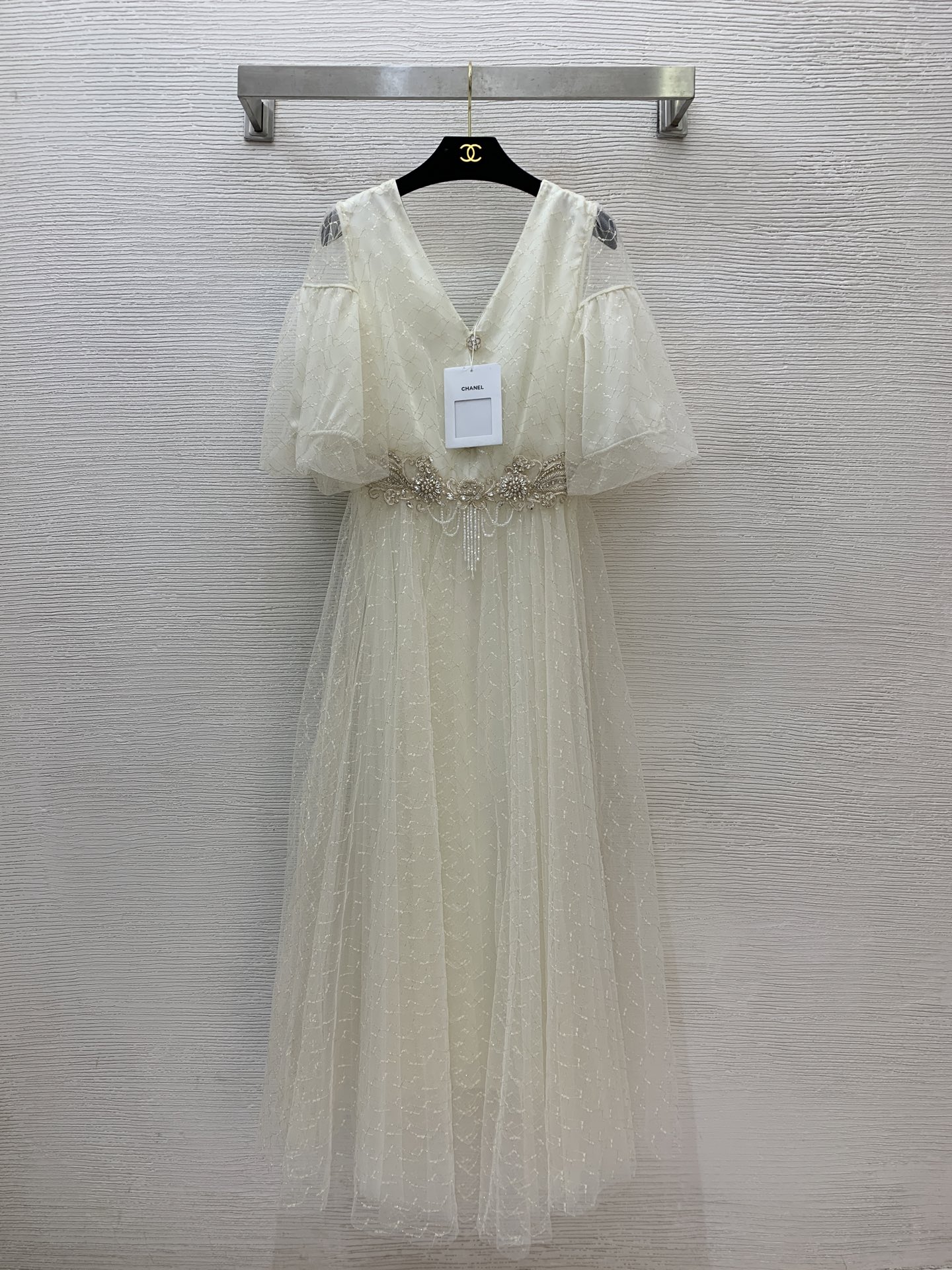 NO:426761,Model number G25061273 Chane* newest high-end custom gold wire blended mesh fabric, camellia buttons, heavy industry diamond inlay chain decoration waist-hugging and slimming large skirt hem lantern puff sleeves V-neck dress!  Beige, black, (Size S bust 80, waist 64, sleeve length 33, skirt length 134) hair, chanel, skirt, alexander wang19860909款号G25061273 Chane*新款 高端定制金丝线混纺网纱面料、山茶花纽扣重工镶钻链条装饰收腰显瘦大裙摆灯笼泡泡袖V领礼服连衣裙！米色、黑色、（S码胸围80,腰围64,袖长33,裙长134）发,,chanel,skirts,alexander wang,Women's clothing