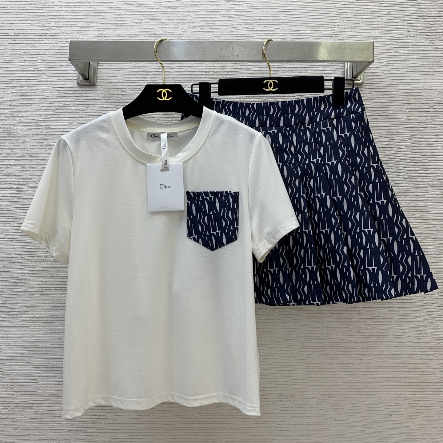 NO:429538,Model number G25061583 Dio* new high-end customization, fashionable and age-reducing fashion suit!  Contrast color pocket splicing Roman cotton round neck short-sleeved T-shirt top heavy-duty pleated age-reducing playful A-line short-sleeved skirt!  (M size bust 94, sleeve length 20, clothing length 56; waist 68, skirt length 40) , skirt, dior, skirt, T-shirt, tees, t-shirt, alexander wang19860909款号G25061583 Dio*新款高端定制 洋气减龄时尚套装！撞色口袋拼接罗马棉圆领短袖t恤上衣重工压褶减龄俏皮A字短袖半身裙！（M码胸围94,袖长20,衣长56；腰围68,裙长40） 、半裙,,dior,skirts,T-shirt,tees，t-shirt,alexander wang,Women's clothing