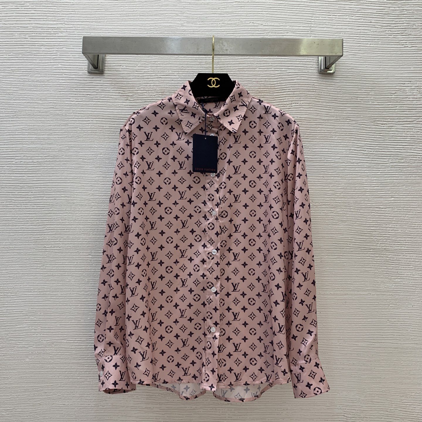 NO:430998,Model number D25061840 LOUIS*Donkey New Style Fashionable and Age-reducing Classic Presbyterian Logo Printed Buttoned Lapel Loose Long Sleeve Shirt!  (M size shoulder width 43, front bust 102/110, sleeve length 59, clothing length 69) hair,,louis vuitton,louis vuitton,louis vuitton,alexander wang19860909款号D25061840 LOUIS*驴家新款 时尚减龄经典老花logo印花系扣翻领宽松长袖衬衣！（M码肩宽43,前胸围102/110,袖长59,衣长69）发,,louis vuitton,louis vuitton,louis vuitton,alexander wang,Women's clothing