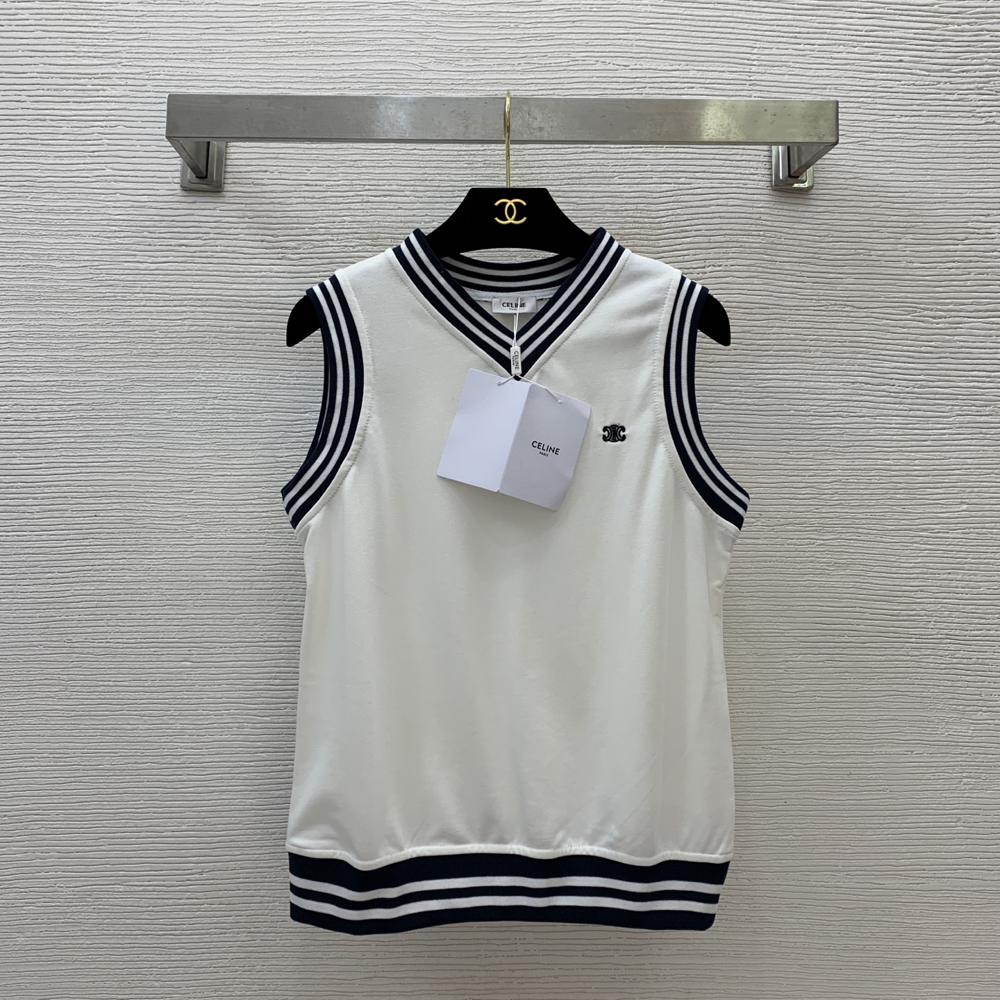 NO:431011,Model number D25061743 Celin* new style, college style age-reducing contrasting color striped edge thread splicing Arc de Triomphe logo embroidery small logo fashionable and versatile V-neck sleeveless vest top!  (M size bust 90, 59 length), celine, alexander wang19860909款号D25061743 Celin*新款 学院风减龄撞色条纹边螺纹拼接凯旋门logo刺绣小标志时尚百搭V领无袖背心上衣！（M码胸围90,衣长59）,,celine,alexander wang,Women's clothing