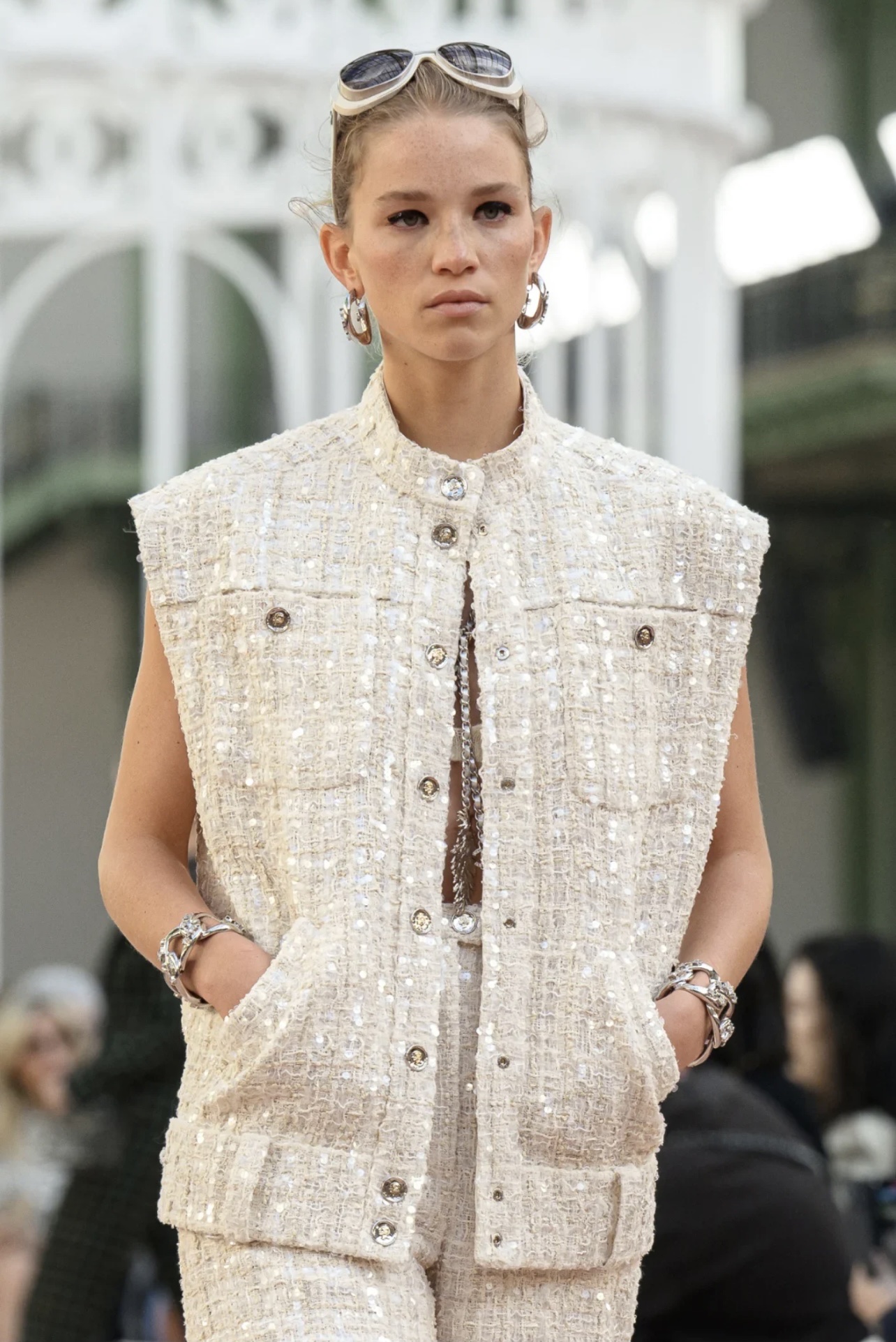 NO:428305,Model number G25061428 Chane* new style shining sequin tweed high-end camellia dark pattern jacquard lining loose stylish stand collar sleeveless vest small fragrance jacket!  Beige, (M size shoulder width 50, front bust 116~122, 67 length) hair, chanel, jackets & coats, alexander wang19860909款号G25061428 Chane*新款 闪耀亮片粗花呢编织高级感山茶花暗纹提花内衬宽松时尚立领无袖马甲小香外套！米色,（M码肩宽50,前胸围116～122,衣长67）发,,chanel,jackets & coats,alexander wang,Women's clothing