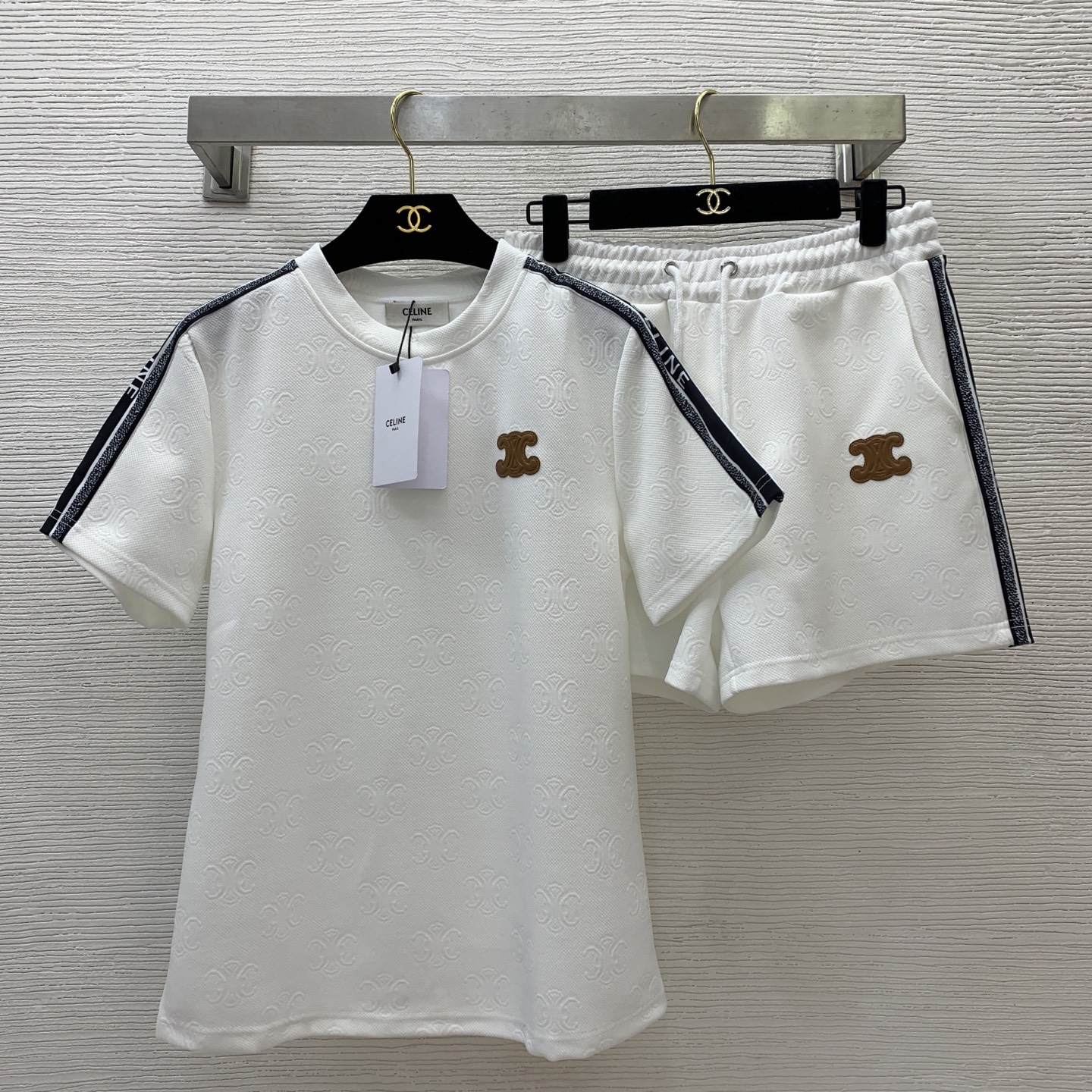 NO:431734,Model number D25061924 Celin* new style Arc de Triomphe three-dimensional embossed side contrasting color splicing fashion and casual two-piece set!  Leather logo logo round neck short-sleeved T-shirt top elastic waist casual shorts!  Black and white, (Size S bust 90, sleeve length 20, clothing length 63; waist circumference 66~76, trousers length 35/waist circumference ±4), celine, shorts, T-shirt, tees, t-shirt, alexander wang19860909款号D25061924 Celin*新款通体凯旋门立体压花侧边撞色拼接时尚休闲两件套装！皮革logo徽标圆领短袖T恤上衣松紧腰休闲短裤！黑色、白色,（S码胸围90,袖长20,衣长63；腰围66～76,裤长35/腰围±4）发,,celine,shorts,T-shirt,tees，t-shirt,alexander wang,Women's clothing