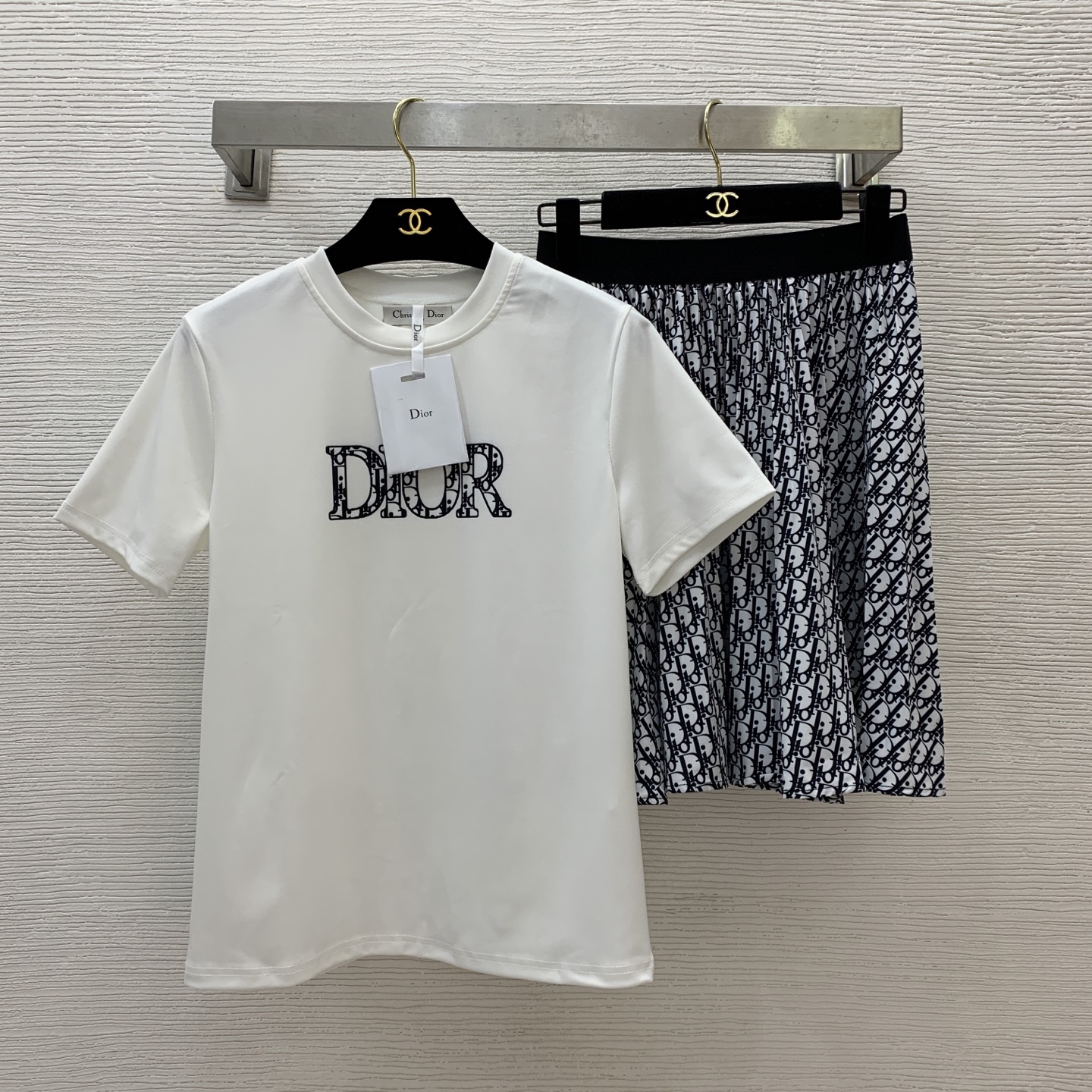 NO:434212,Model number D25062348 Dio*GUCC* new fashion and casual two-piece set!  Letter logo printed short-sleeved T-shirt top with webbing waist spliced ​​presbyterian letter pleated short skirt skirt!  G, D, (Size S shoulder width 38, bust 92, sleeve length 20, clothing length 61; waist circumference 66 can be stretchy, skirt length 48/waist circumference ±4) hair, dior, gucci, dior, gucci, skirt, skirt, T-shirt, tees, t-shirt, alexander wang19860909款号D25062348 Dio*GUCC*新款时尚休闲两件套装！字母logo印花短袖t恤上衣织带腰拼接老花字母百褶短裙半身裙！G家、D家、 （S码肩宽38,胸围92,袖长20,衣长61；腰围66可弹力,裙长48/腰围±4）发,,dior,gucci,dior,gucci,skirts,T-shirt,tees，t-shirt,alexander wang,Women's clothing