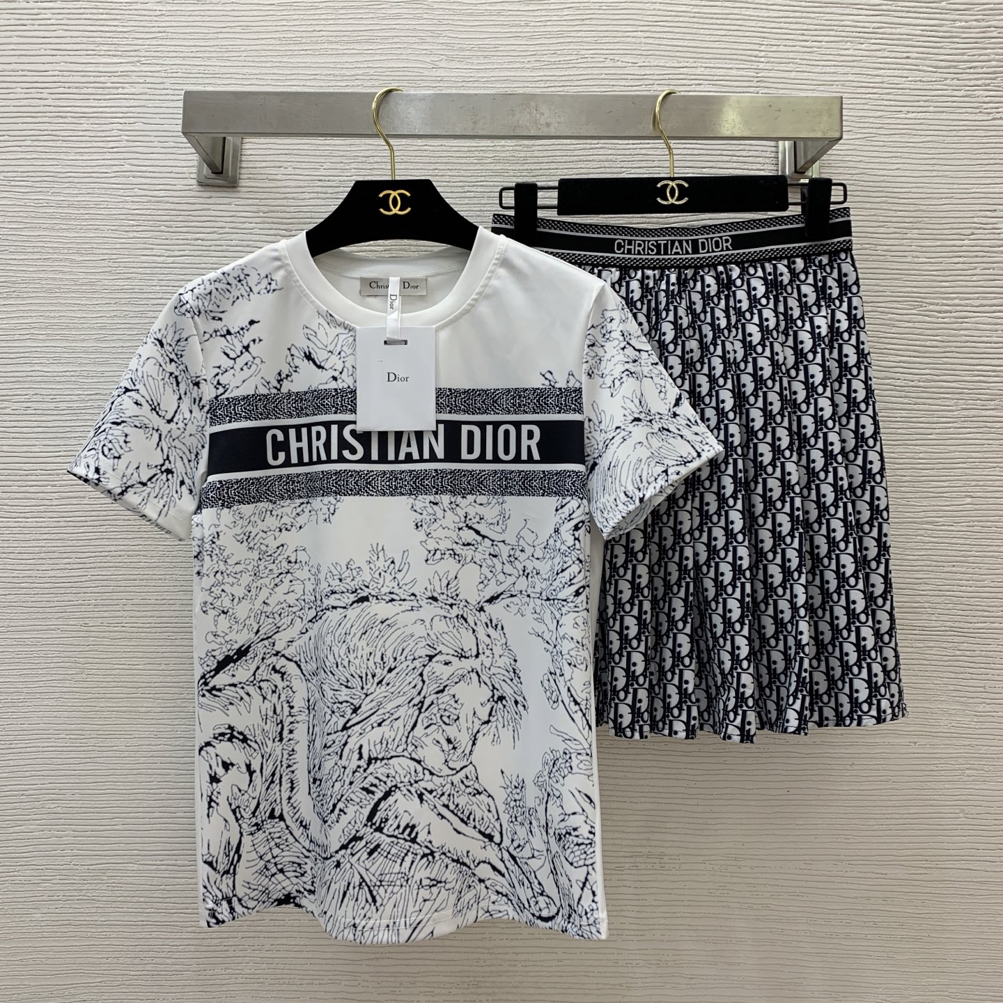 NO:433322,Model number D25062143 Dio* new D home fashion and casual two-piece set!  Banner letter logo print slim fit short-sleeved T-shirt top with webbing waist spliced ​​pleated pleated short skirt skirt!  Black, white, (Size S bust 90, sleeve length 18, clothing length 62; waist circumference 64~74 elastic, skirt length 45/waist circumference ±4) hair, dior, dior, skirt, skirt, T-shirt, tees, t-shirt, alexander wang19860909款号D25062143 Dio*新款D家时尚休闲两件套装！横幅字母logo印花修身显瘦短袖t恤上衣织带腰拼接压褶百褶短裙半身裙！黑色,白色, （S码胸围90,袖长18,衣长62；腰围64～74松紧,裙长45/腰围±4）发,,dior,dior,skirts,T-shirt,tees，t-shirt,alexander wang,Women's clothing