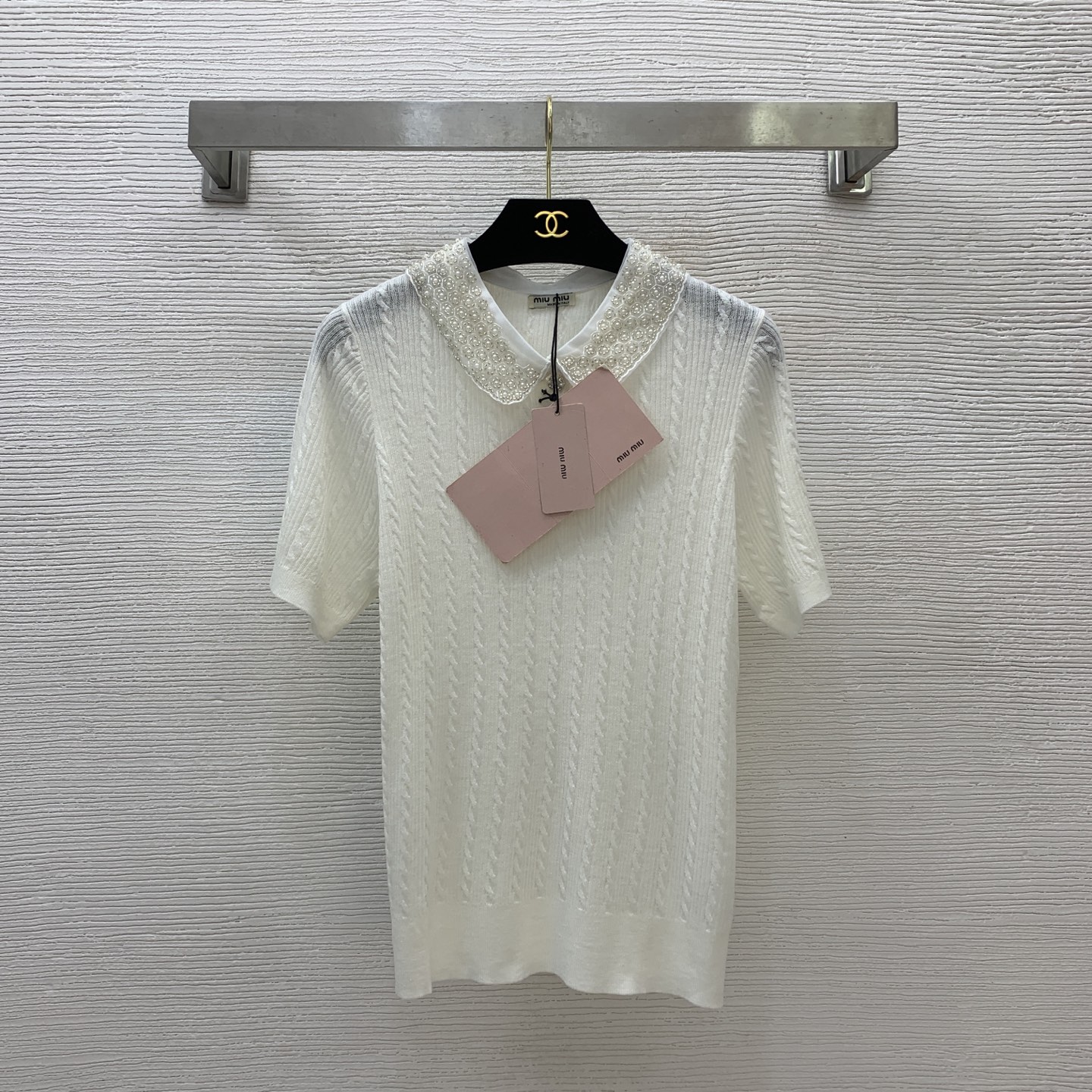 NO:432502,Model number D25061954 MiuMi* new style, twisted vertical pattern diamond pearl doll collar buckle lapel short-sleeved stretch knit top!  Ony white, black, gray, (L size bust 80, sleeve length 24, clothing length 59), miumiu, T-shirt, alexander wang19860909款号D25061954 MiuMi*缪家新款 麻花竖纹镶钻珍珠娃娃领系扣门襟翻领短袖弹力针织衫上衣！米白色、黑色、灰色、（L码胸围80,袖长24,衣长59）发,,miumiu,T-shirt,alexander wang,Women's clothing