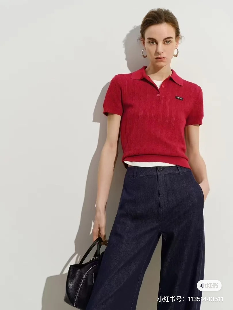 NO:429547,Model number D25061684 MiuMi* new model, small logo on the chest logo, decorative buttoned placket lapel, slim and short-sleeved sweater top!  Red, white, black, (L size bust 72 or above, sleeve length 24, garment length 58/fabric elastic large size is for reference only) post, miumiu, T-shirt, alexander wang19860909款号D25061684 MiuMi*缪家新款 胸前小标志logo装饰系扣门襟翻领修身显瘦短袖针织衫上衣！红色、白色、黑色、（L码胸围72以上,袖长24,衣长58/面料弹力大尺寸仅供参考）发,,miumiu,T-shirt,alexander wang,Women's clothing