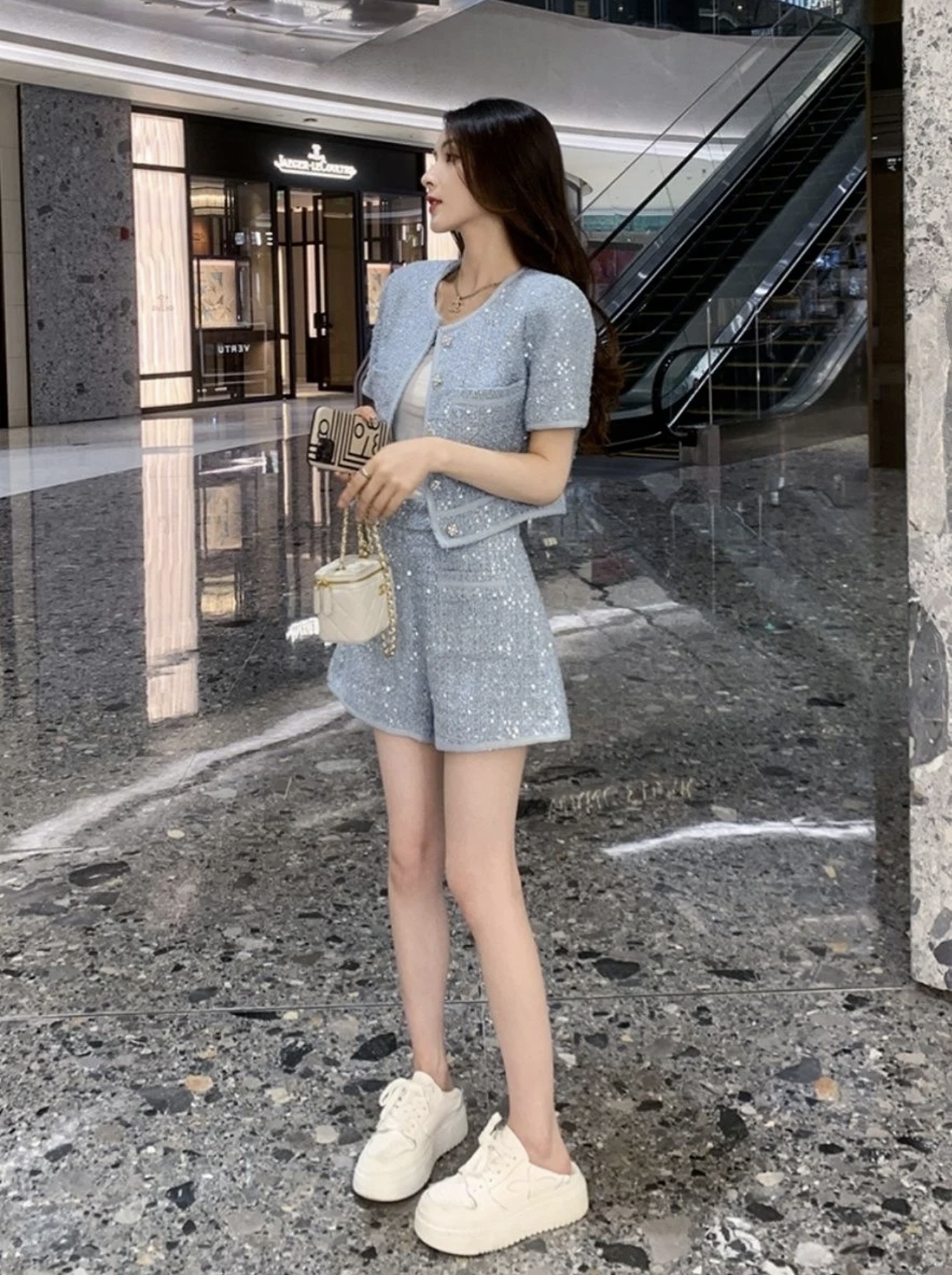 NO:431000,Top and pants number G25061824 CHANE*L new model, high-end European custom metal chain inner slanting style is straight and stylish!  Temperamental celebrity Xiaoxiang style webbing sequin blended fashion two-piece set!  Diamond-in-fitting round neck short-sleeved top with double pockets high-waisted A-version shorts!  Blue, (M size bust 90, sleeve length 23, clothing length 44; waist 72, hip 94, pants length 39), chanel, shorts, jackets & coats, T-shirt, alexander wang19860909上衣、裤子款号G25061824 CHANE*L新款 高端欧货定制金属链条内摆版型垂挺有型！气质名媛小香风织带拼亮片混纺时尚两件套装！镶钻花扣圆领短袖上衣外套双口袋高腰A版短裤！蓝色, （M码胸围90,袖长23,衣长44；腰围72,臀围94,裤长39）,,chanel,shorts,jackets & coats,T-shirt,alexander wang,Women's clothing