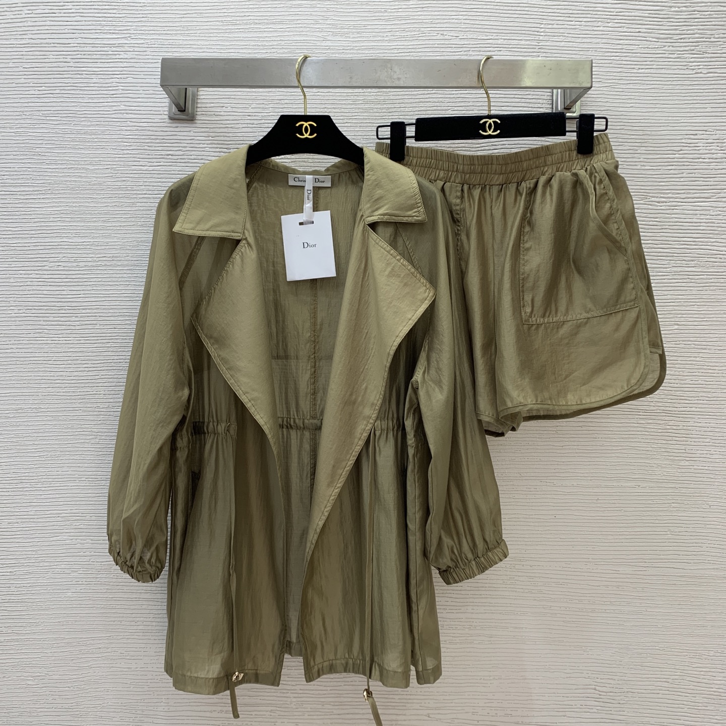 NO:431726,Top and pants number G25061975 Dio* new high-end custom light and flowing tines fabric simple and fashionable commuting two-piece set!  Drawstring design windbreaker collar long-sleeved sunscreen top elastic waist curve edge wide-leg shorts!  (M size bust 102, rotator sleeve length 62, garment length 73; waist 68 elastic, hip circumference, trousers length 36), dior, shorts, alexander wang19860909上衣、裤子款号G25061975 Dio*新款高端定制轻薄飘逸天丝面料简约时尚通勤两件套装！抽绳设计风衣领长袖防晒衫上衣松紧腰弧边阔腿短裤！ （M码胸围102,连肩袖长62,衣长73；腰围68松紧,臀围,裤长36）,,dior,shorts,alexander wang,Women's clothing