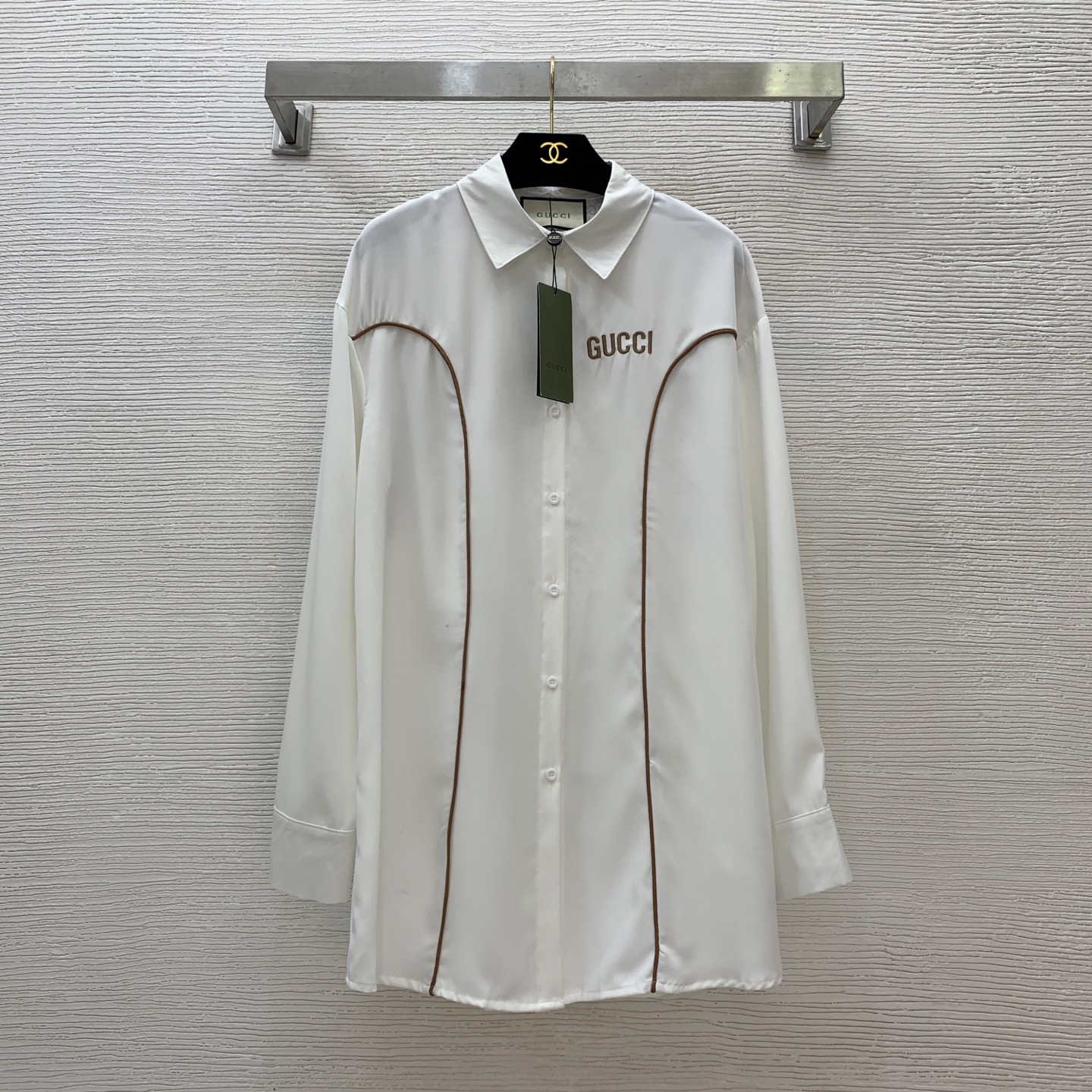 NO:433313,Model number D25062158 GUCC* newest model for men and women, letter logo embroidered badge on the chest, presbyterian contrasting color splicing loose fashionable buttoned lapel long-sleeved shirt!  White, (Size S shoulder width 53, bust 106, sleeve length 55, clothing length 82) hair, gucci, alexander wang19860909款号D25062158 男女同款GUCC*新款 胸前字母logo刺绣胸章背后老花撞色拼接宽松时尚系扣翻领长袖衬衣！白色,  （S码肩宽53,胸围106,袖长55,衣长82）发,,gucci,alexander wang,Women's clothing