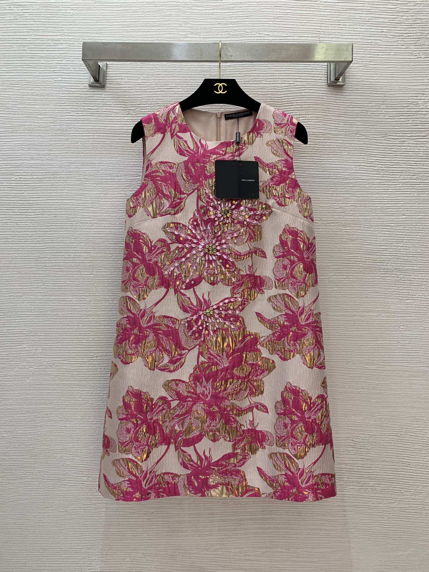 NO:432531,Model number G25062058 Dolce & Gabbana DG* new model, high-end customized jacquard fabric has a crisp and stylish finish!  High-end Heavy Industry Diamond-inlaid Bead Decorative A-line version with a slightly waist-closed sleeveless vest dress!  (M size bust 88, skirt length 87) hair, Dolce & Gabbana, skirts, alexander wang19860909款号G25062058 杜嘉班纳DG*新款 高端定制提花面料版型挺括有型！高级感重工镶钻钉珠装饰A字版微收腰无袖背心连衣裙！ （M码胸围88,裙长87）发,,Dolce&Gabbana,skirts,alexander wang,Women's clothing