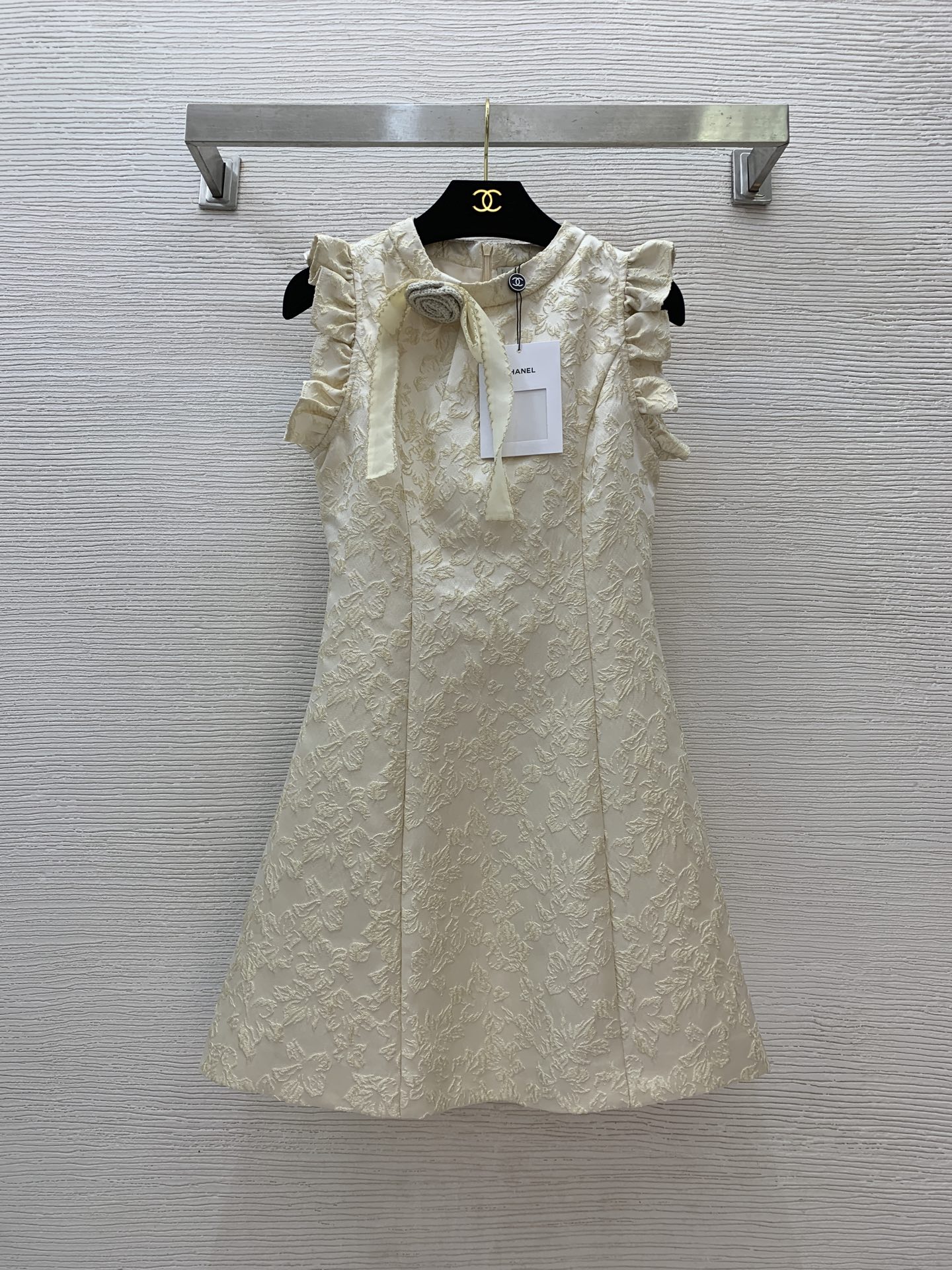 NO:434666,Model number G25062418 Chane* newest high-end custom jacquard fabric, flower brooch decorative earrings spliced ​​with flying sleeves to make it look slim and slim dress!  Apricot color, (Size S bust 84, waist 68, skirt length 81) hair, chanel, skirts, brooch, breastpin, alexander wang19860909款号G25062418 Chane*新款 高端定制提花面料、花朵胸针装饰木耳边拼接飞飞袖修身显瘦连衣裙！杏色, （S码胸围84,腰围68,裙长81）发,,chanel,skirts,brooch，breastpin,alexander wang,Women's clothing