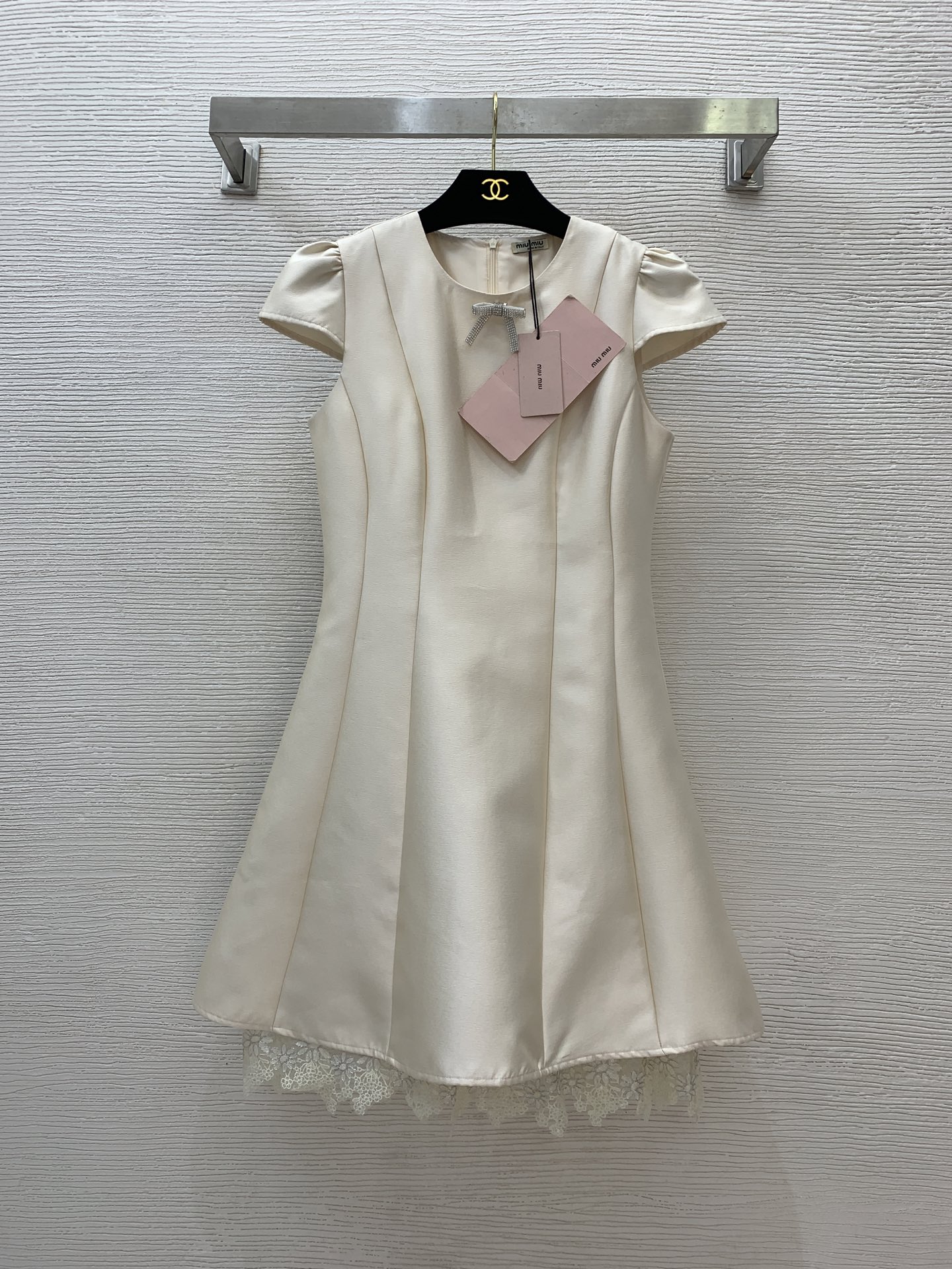 NO:434200,Model number G25062376 MiuMi* Miujia new high-end custom fabric, bow brooch decorative lace lace splicing slim fit and sleeved dress!  Apricot color, (Size bust 84, waist 72, sleeve length 11, skirt length 86) hair, miumiu, skirt length, brooch, breastpin, alexander wang19860909款号G25062376 MiuMi*缪家新款高端定制面料、蝴蝶结胸针装饰蕾丝花边拼接修身显瘦包袖连衣裙！杏色, （S码胸围84,腰围72,袖长11,裙长86）发,,miumiu,skirts,brooch，breastpin,alexander wang,Women's clothing