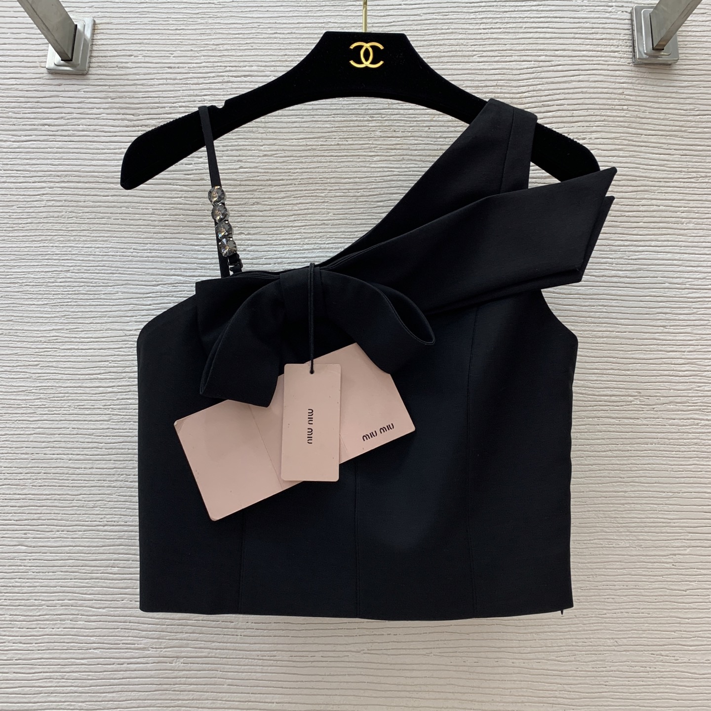 NO:434192,Model number G25062385 MiuMi* Miujia new high-end customized suit fabric, temperament, fashionable bow and diamond trim, side zipper slim and short suspender top!  Black, (S-size bust 80~84, total length 40) hair l,,miumiu, business suit,alexander wang19860909款号G25062385 MiuMi*缪家新款高端定制西装面料、气质时尚蝴蝶结钻饰侧拉链修身显瘦短款吊带上衣！黑色, （S码胸围80～84,总长40）发l,,miumiu,business suit,alexander wang,Women's clothing