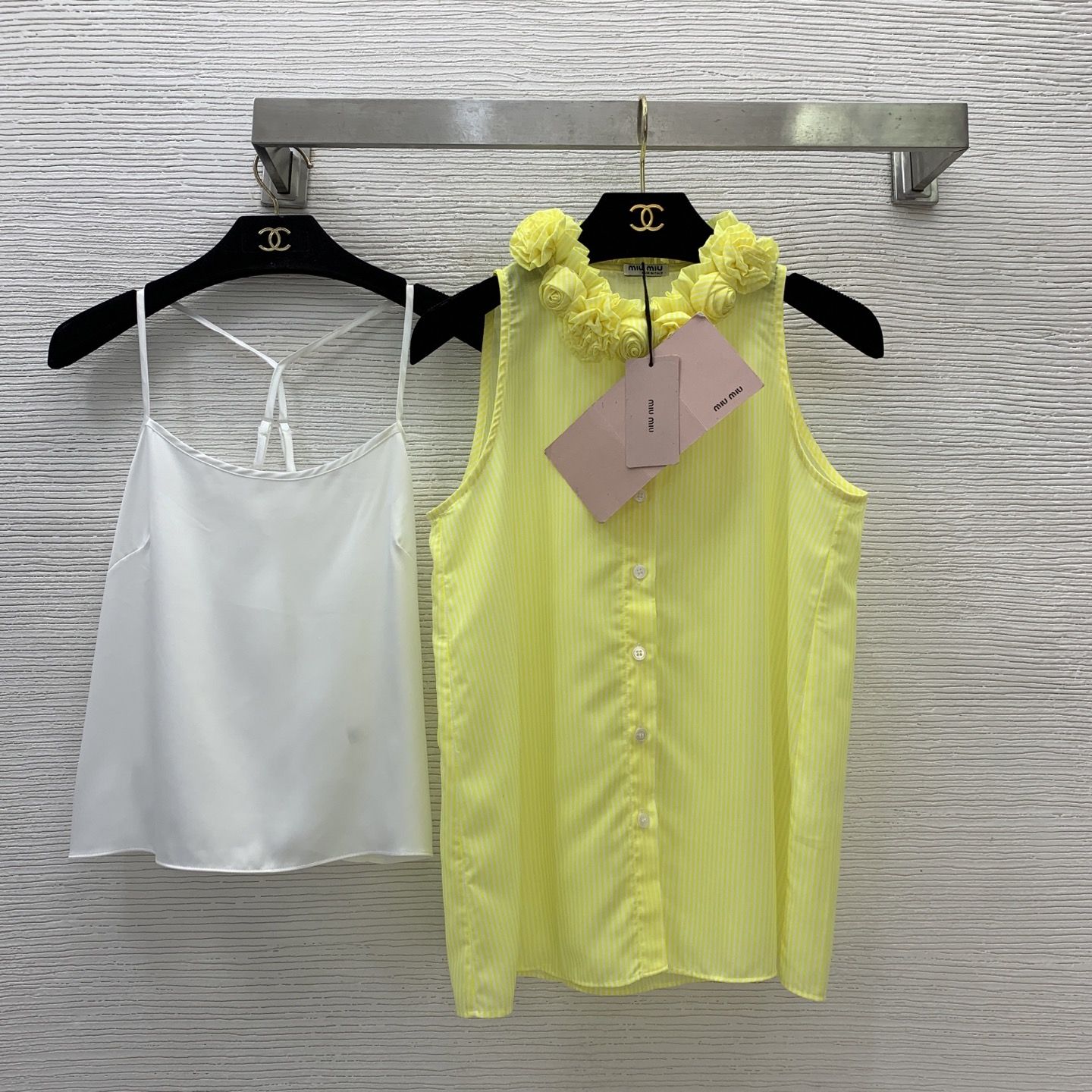 NO:434203,Model number G25062356 MiuMi* Miujia new high-end custom three-dimensional rose lace collar design loose and fashionable pinstripe button sleeveless top solid color satin inner strap base shirt!  Yellow, blue, (M size bust 90, garment length 60; inner bust 80-90 fabric without elasticity, length 37 without shoulder straps) hair, miumiu, alexander wang19860909款号G25062356 MiuMi*缪家新款高端定制立体玫瑰花边领设计宽松时尚细条纹系扣无袖上衣纯色缎面内搭吊带打底衫！黄色、蓝色、 （M码胸围90,衣长60；内搭胸围80～90面料无弹力,长度37不含肩带）发,,miumiu,alexander wang,Women's clothing