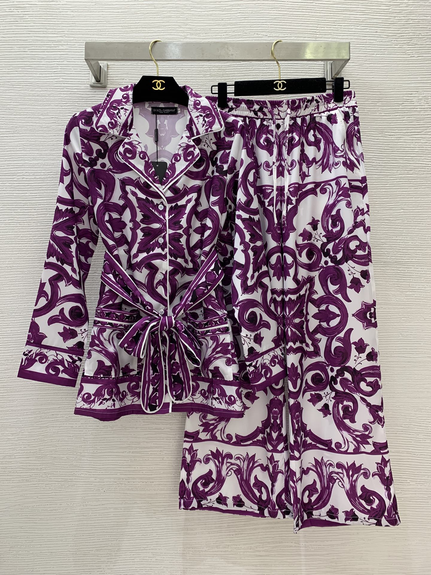 NO:433308,Model number D25062147 Dolce & Gabbana DG* new fashion retro pattern purple printed pajama style home clothing set!  Double pocket lace-up trousers long sleeve shirt elastic waist wide-leg pants trousers!  (M size shoulder width 37, bust 100, sleeve length 58, clothing length 72; waist 70 can be tight, hip 98, pants length 96) hair, Dolce & Gabbana, shirts, alexander wang19860909款号D25062147 杜嘉班纳DG*新款时尚复古花纹紫色印花睡衣风家居服套装！双口袋系带束腰翻领长袖衬衫松紧腰阔腿裤长裤！（M码肩宽37,胸围100,袖长58,衣长72；腰围70可松紧,臀围98,裤长96）发,,Dolce&Gabbana,shirts,alexander wang,Women's clothing