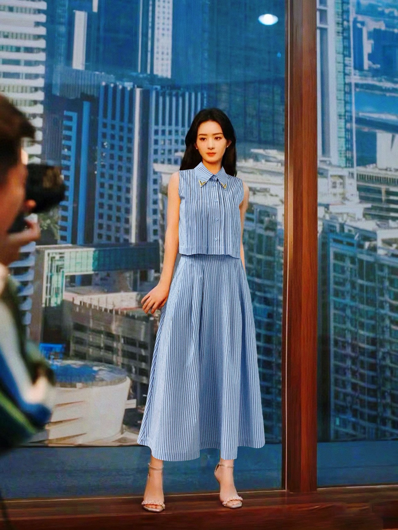 NO:431705,Model number D25051987 VALENTIN*O Warren Home New Temperature and Fashion Stripe Two-piece Set!  Original letter logo button metal V-shaped accessories decorative button lapel sleeveless shirt pleated large swing midi skirt!  Pink, blue, (M size bust 102, 46 length of clothes; waist 72, skirt length 85) hair, valentino, valentino, skirt, alexander wang19860909款号D25051987 VALENTIN*O华伦家新款气质时尚条纹两件套装！原版字母logo纽扣金属V字配件装饰系扣翻领无袖衬衣压褶大摆中长款半身裙！粉色、蓝色,（M码胸围102,衣长46；腰围72,裙长85）发,,valentino,valentino,skirts,alexander wang,Women's clothing