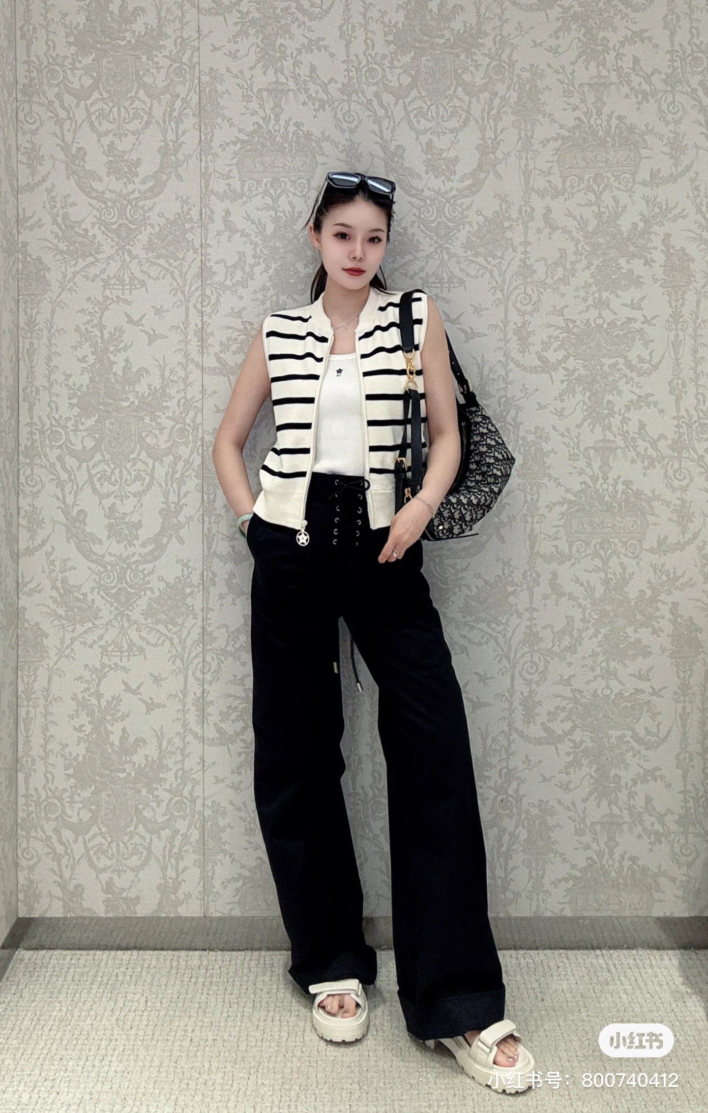 NO:434197,Model number G25062384 Dio* new high-end custom D home letter logo logo zippered stand-up collar striped sweater sleeveless top!  36.38.40 (38 size bust 86~90, 49 length) top, dior, dior, alexander wang19860909款号G25062384 Dio*新款高端定制D家字母logo标志拉链开襟立领条纹针织衫无袖上衣！36.38.40（38码胸围86～90,衣长49）上衣,,dior,dior,alexander wang,Women's clothing