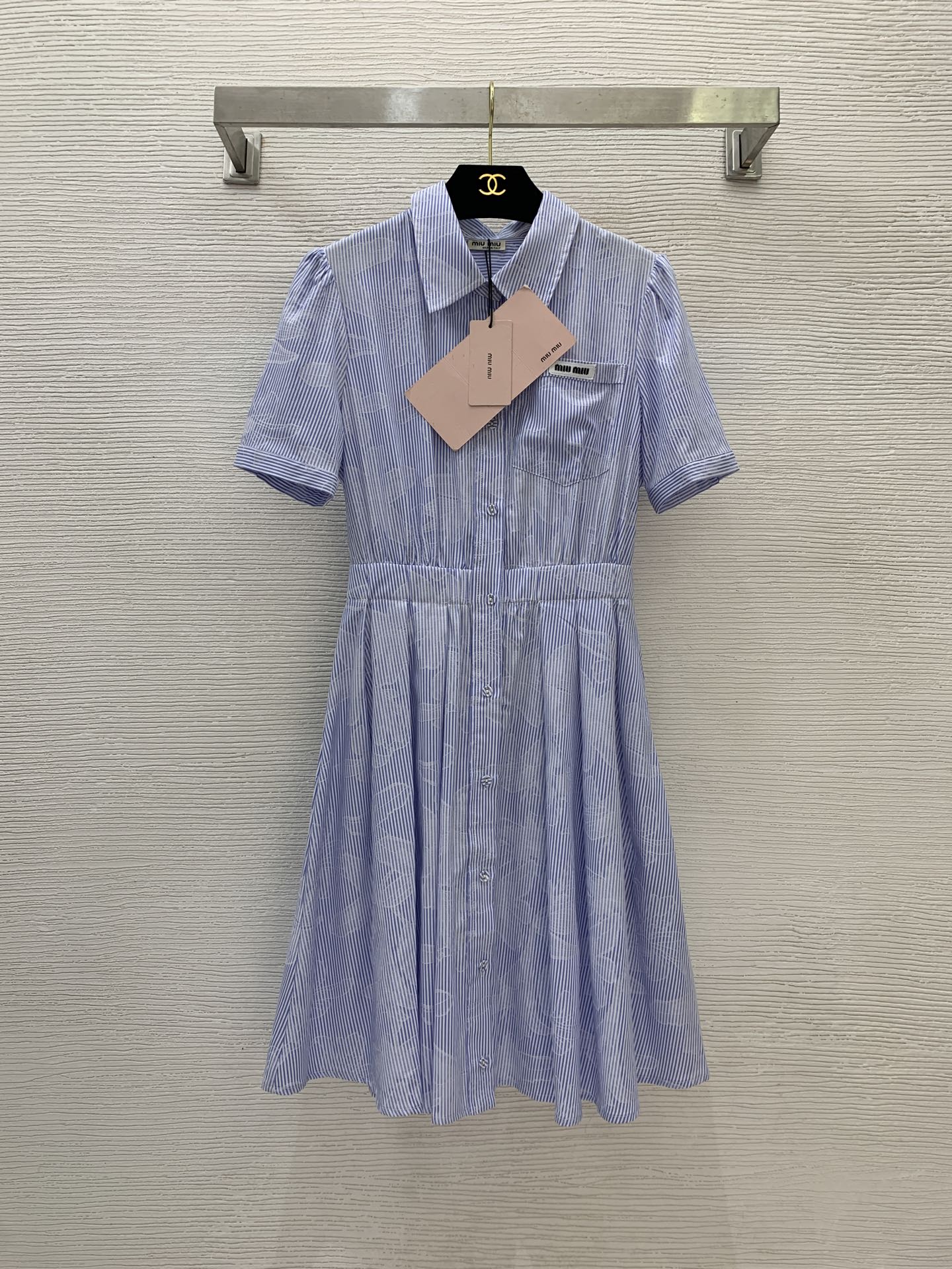 NO:434675,Model number G25062448 MiuMi* new model high-end custom jacquard fabric, chest pocket letter logo front row button placket pressed pleated waist and short-sleeved dress!  Blue, (Size S shoulder width 36, bust 84~88, waist 66, sleeve length 24, skirt length 92) hair, miumiu, skirt, T-shirt, alexander wang19860909款号G25062448 MiuMi*缪家新款 高端定制提花面料、胸前口袋字母logo前排系扣开襟压褶拼接收腰显瘦翻领短袖连衣裙！蓝色, （S码肩宽36,胸围84～88,腰围66,袖长24,裙长92）发,,miumiu,skirts,T-shirt,alexander wang,Women's clothing