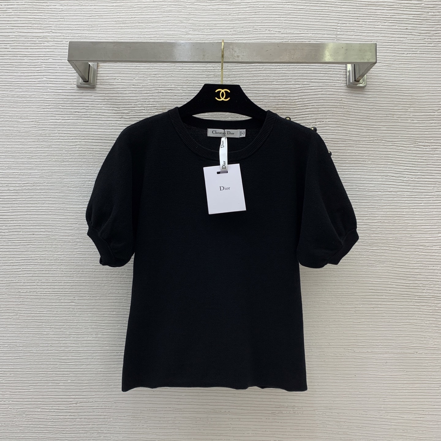 NO:435139,Model number G25062518 Dio* new D home custom-made fashionable and simple CD bead buckle eavesprint decoration, slim fit and slim puff sleeve sweater top!  Black, (M size bust 80, rotator sleeve length 28, 50 clothes length) hair, dior, dior, alexander wang19860909款号G25062518 Dio*新款D家定制时尚简约CD珠扣肩章装饰、修身显瘦泡泡袖针织衫上衣！黑色,（M码胸围80,连肩袖长28,衣长50）发,,dior,dior,alexander wang,Women's clothing