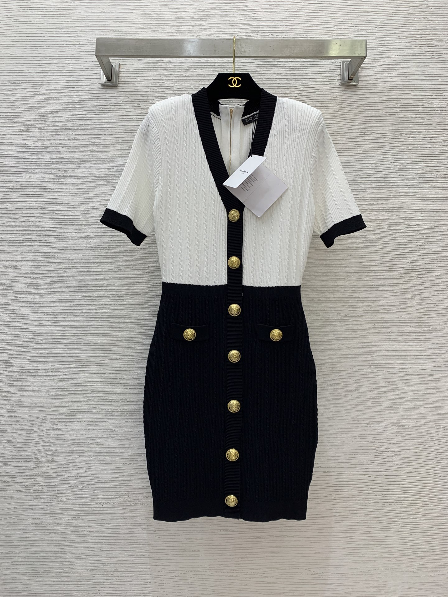 NO:435146,Model number G25062537 Balmai*n new style, elegant and famous style, two-color spliced ​​slim fit, V-neck short-sleeved hip-covered knitted dress!  Pink, black, (M size bust 80~88, waist 64~72, sleeve length 25, skirt length 86) hair, balmain, skirt, T-shirt, alexander wang19860909款号G25062537 Balmai*n新款 气质名媛风双色拼接修身显瘦V领短袖包臀针织连衣裙！粉色、黑色、 （M码胸围80～88,腰围64～72,袖长25,裙长86）发,,balmain,skirts,T-shirt,alexander wang,Women's clothing