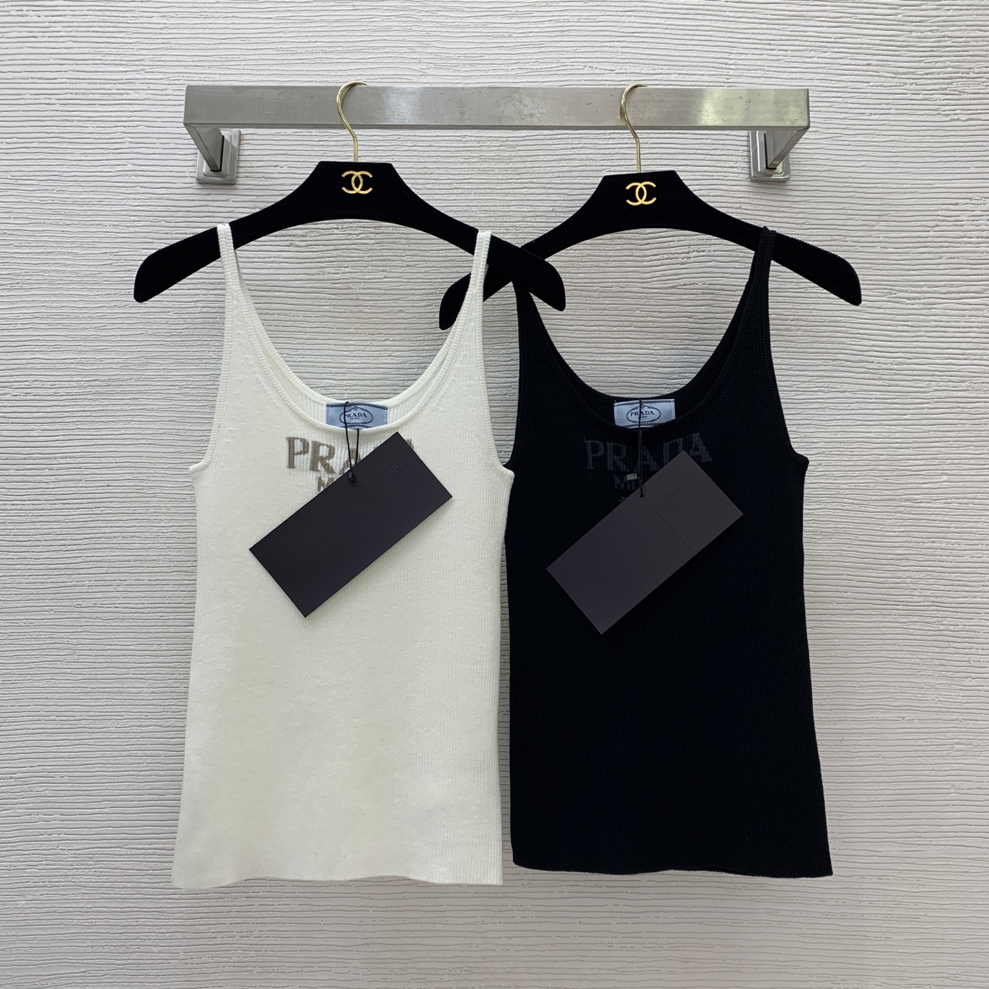 NO:435489,Model number D25062695 Prad* new high-end customization, chest letter logo logo, high elastic slim fit and slim knitted vest suspender top!  Ony white, black, (M size bust 60 high elasticity, 56 length) hair, prada, alexander wang19860909款号D25062695 Prad*新款高端定制 胸前字母logo标志高弹力修身显瘦针织背心吊带上衣！米白色、黑色、（M码胸围60高弹力,衣长56）发,,prada,alexander wang,Women's clothing
