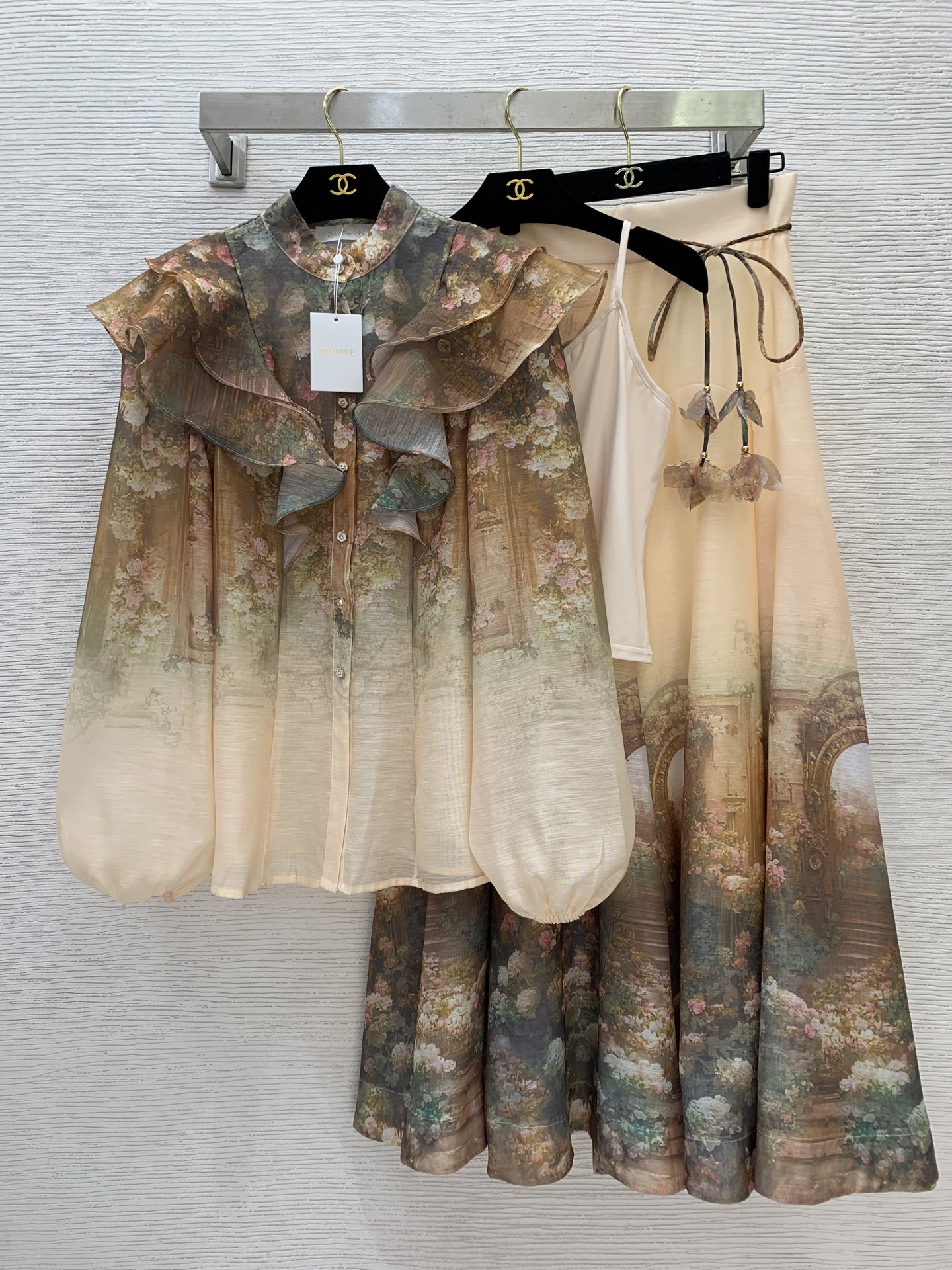 NO:435140,Model number G25062548 ZIMMERMA*N ZIMMERMA Australia brand High-end custom stylish floral print three-piece set!  Temperament age-reducing ruffle splicing button-up stand collar long sleeve shirt top solid color suspender inner strap bottoming shirt high waist long skirt (pockets on both sides) 1.2.3.4/SMLXL (2 size bust 94, sleeve length 70, 70, 70; inner bust 76 high elasticity, length 36 without shoulder straps; skirt waist 72, skirt length 100) hair, skirt, alexander wang19860909款号G25062548 ZIMMERMA*N 兹默曼澳洲品牌 高端定制时尚花卉印花三件套装！气质减龄荷叶边拼接系扣立领长袖衬衣上衣纯色吊带内搭打底衫高腰大摆长款半身裙(两侧有口袋） 1.2.3.4/SMLXL（2码胸围94,袖长70,衣长70；内搭胸围76高弹力,长度36不含肩带；裙腰围72,裙长100）发,,skirts,alexander wang,Women's clothing