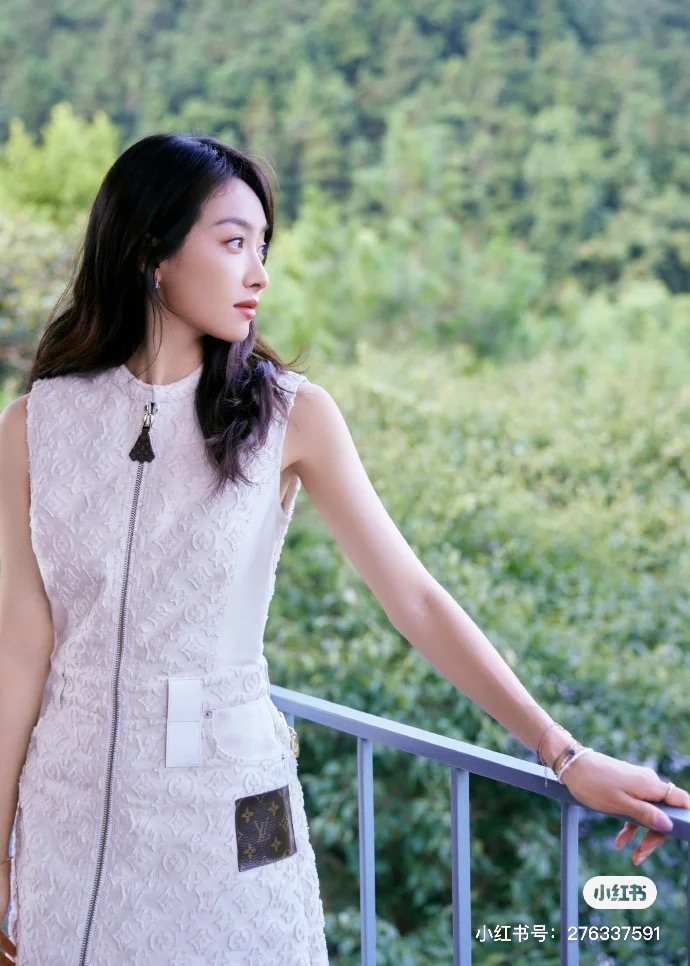 NO:434218,Model number D25062348 Song Qian's same style as the LOUIS*Doujia LV new custom classic presbyterian jacquard thin denim fabric, front middle zipper slim fit and sleeveless vest dress!  off-white, (M size bust 88, waist 76, skirt length 77) hair, louis vuitton, louis vuitton, louis vuitton, louis vuitton, skirts, alexander wang19860909款号D25062348 宋茜明星同款LOUIS*驴家LV新款定制经典老花提花薄牛仔面料、前中拉链修身显瘦无袖背心连衣裙！米白色,（M码胸围88,腰围76,裙长77）发,,louis vuitton,louis vuitton,louis vuitton,louis vuitton,skirts,alexander wang,Women's clothing