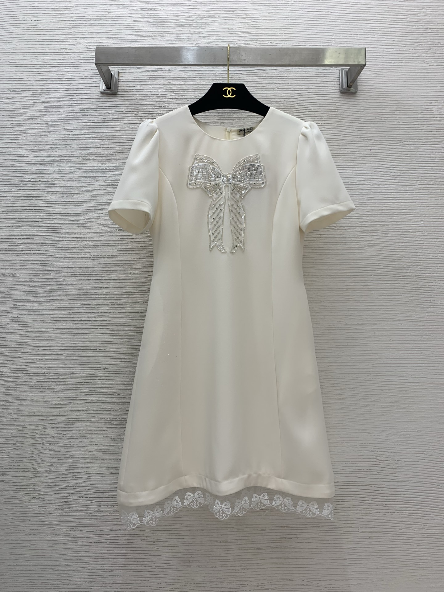 NO:435148,Model number G25062535 MiuMi* Miujia new high-end customization, large bow on the chest with diamond beads and decorative lace lace splicing slim and short-sleeved dress!  Green, apricot color, (Size bust 84, sleeve length 21, skirt length 86) hair, miumiu, skirt length, T-shirt, alexander wang19860909款号G25062535 MiuMi*缪家新款高端定制 胸前大蝴蝶结镶钻钉珠装饰蕾丝花边拼接修身显瘦短袖连衣裙！绿色、杏色、 （S码胸围84,袖长21,裙长86）发,,miumiu,skirts,T-shirt,alexander wang,Women's clothing