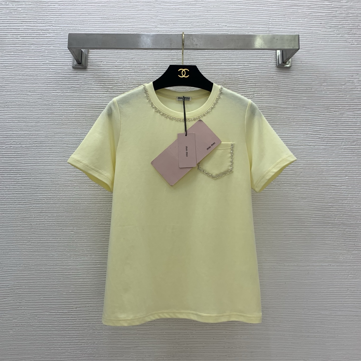 NO:435144,Model number G25062528 MiuMi* Miujia new high-end customized pure cotton fabric, heavy industry diamond-inlaid beaded single pocket round neck short-sleeved T-shirt top!  Yellow/blue/pink/white, (Size S bust 86, sleeve length 20, clothing length 59) hair, miumiu, T-shirt,tees, t-shirt,alexander wang19860909款号G25062528 MiuMi*缪家新款高端定制精选纯棉面料、重工镶钻串珠装饰单口袋圆领短袖t恤上衣！黄/蓝/粉/白, （S码胸围86,袖长20,衣长59）发,,miumiu,T-shirt,tees，t-shirt,alexander wang,Women's clothing