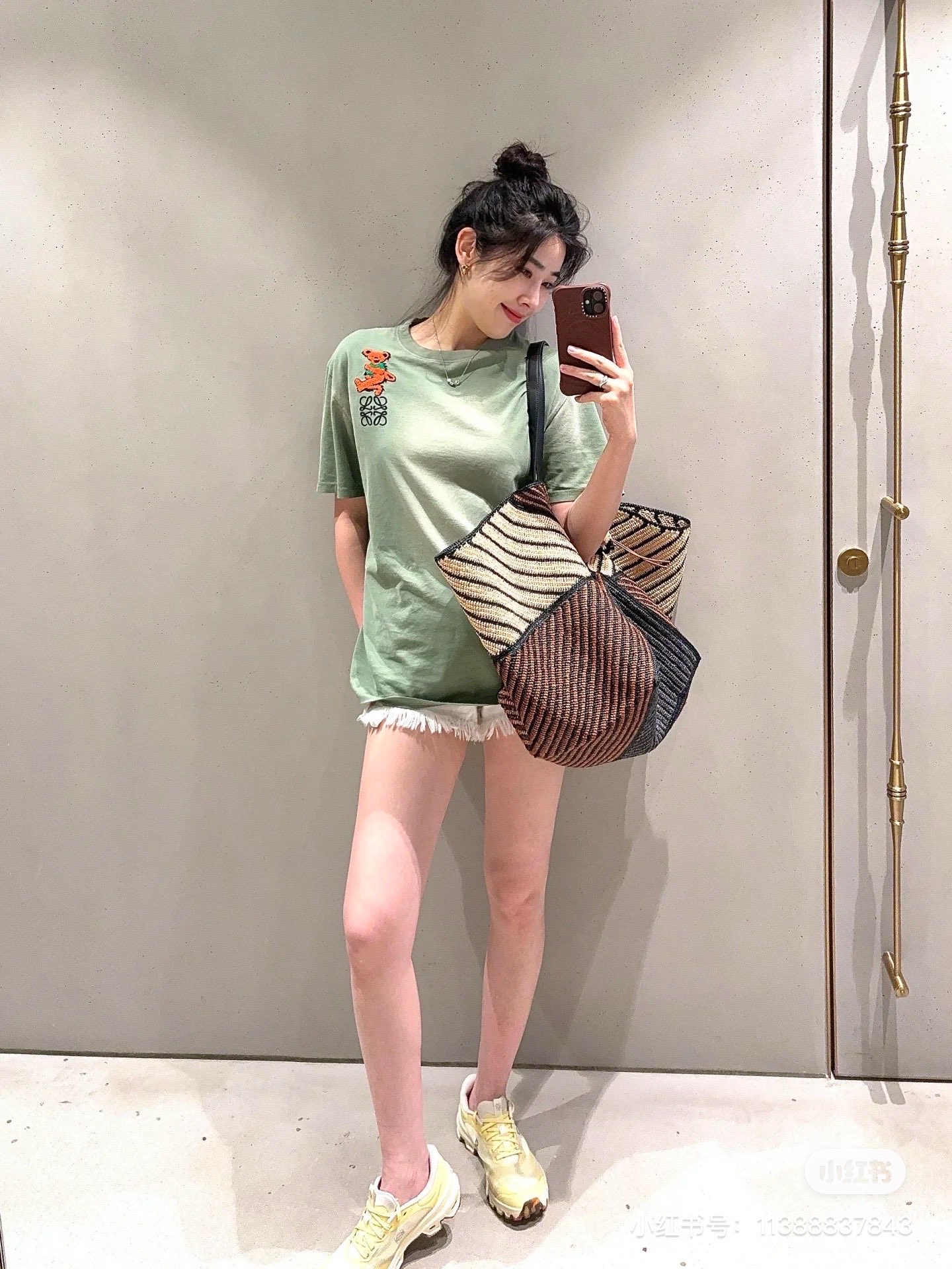 NO:435142,Model number G25062515 LOEW* newest model Exclusive high-end version Towel velvet bear logo embroidery badge smudged and made of old personality fashionable round neck short-sleeved T-shirt top!  (M size shoulder width 49, bust 112, sleeve length 22, clothing length 72) hair, loewe, T-shirt,tees, t-shirt,alexander wang19860909款号G25062515 LOEW*新款 独家高版本毛巾绒小熊logo刺绣徽章晕染做旧个性时尚圆领短袖t恤上衣！（M码肩宽49,胸围112,袖长22,衣长72）发,,loewe,T-shirt,tees，t-shirt,alexander wang,Women's clothing