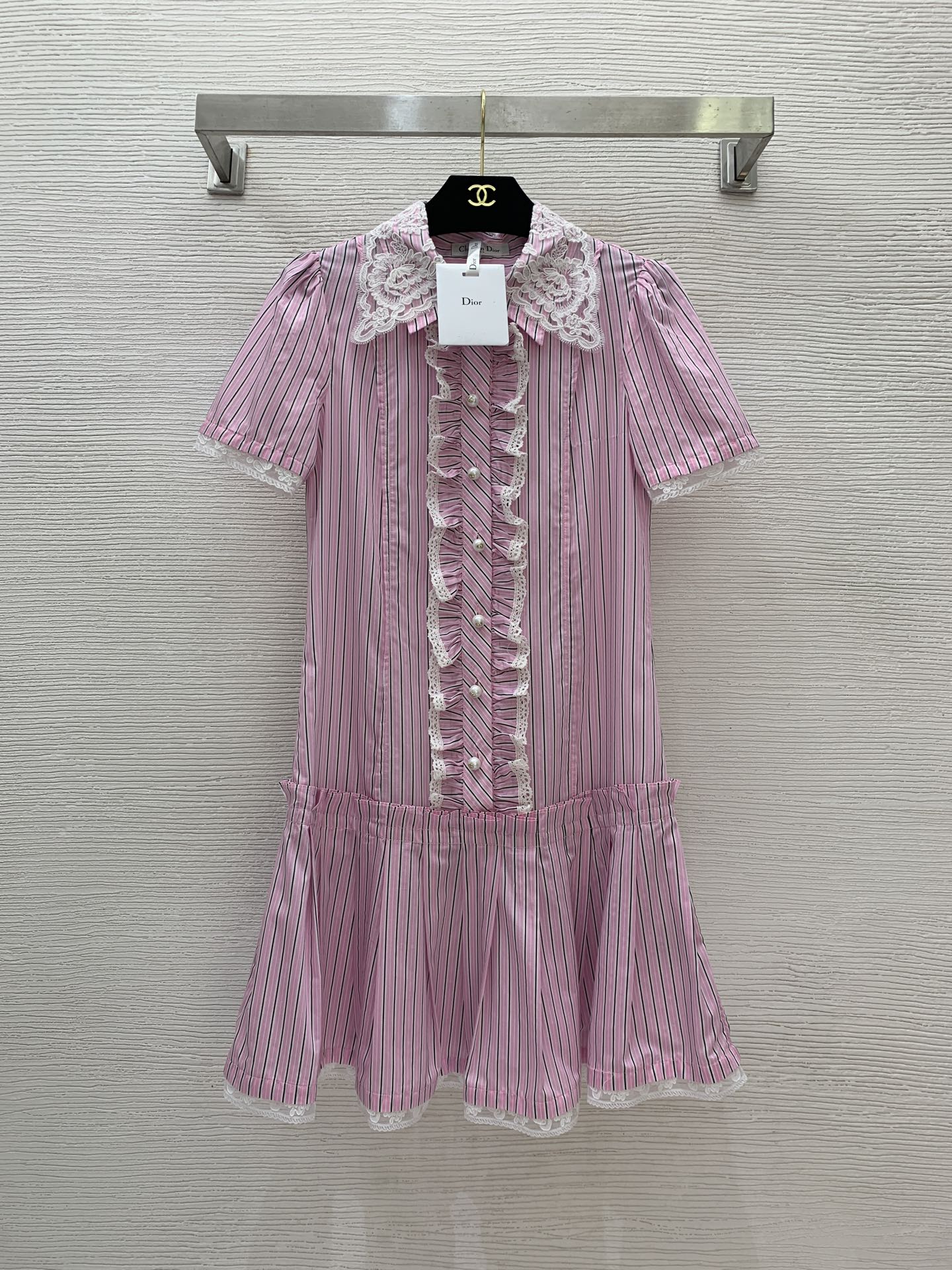 NO:435910,Model number G25062734 Dio* new high-end custom CD pearl buckle lace lace earrings spliced ​​striped short-sleeved dress!  Pink, blue, (Size S bust 84, sleeve length 23, skirt length 89) hair, dior, skirt, T-shirt, alexander wang19860909款号G25062734 Dio*新款高端定制CD珍珠扣门襟蕾丝花边木耳边拼接条纹短袖连衣裙！粉色、蓝色、 （S码胸围84,袖长23,裙长89）发,,dior,skirts,T-shirt,alexander wang,Women's clothing