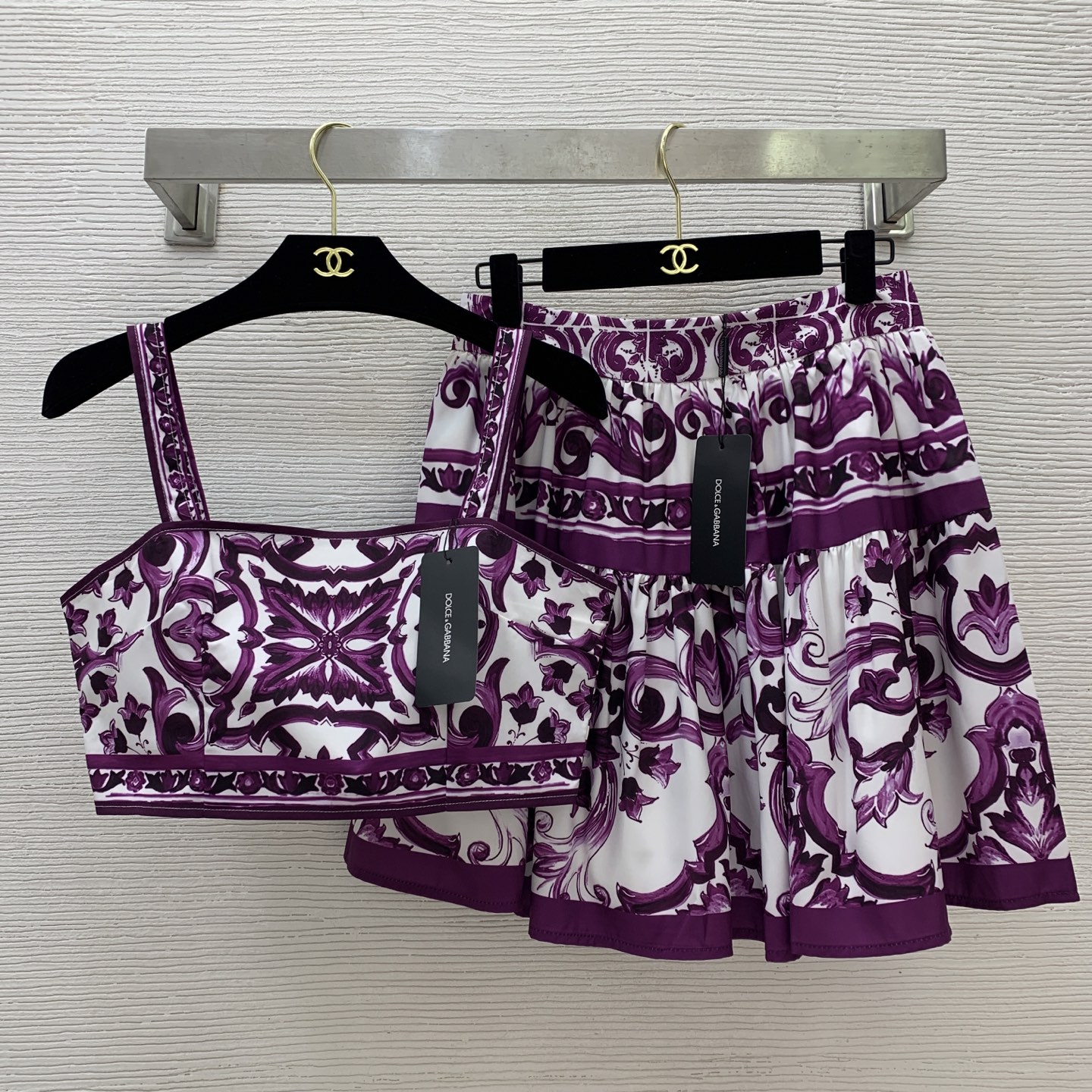 NO:435904,Model number D25062678 Dolce & Gabbana DG* new European and American fashion retro print two-piece set!  Sexy hot girl style strapless suspender top with a high waist and a midi skirt!  (M size bust 86, hem 72, total length 35; waist 70, skirt length 45) hair, Dolce & Gabbana, skirts, alexander wang19860909款号D25062678 杜嘉班纳DG*新款欧美时尚复古印花两件套装！性感辣妹风抹胸式吊带上衣高腰大摆中长款半身裙！ （M码胸围86,下摆围72,总长35；腰围70,裙长45）发,,Dolce&Gabbana,skirts,alexander wang,Women's clothing