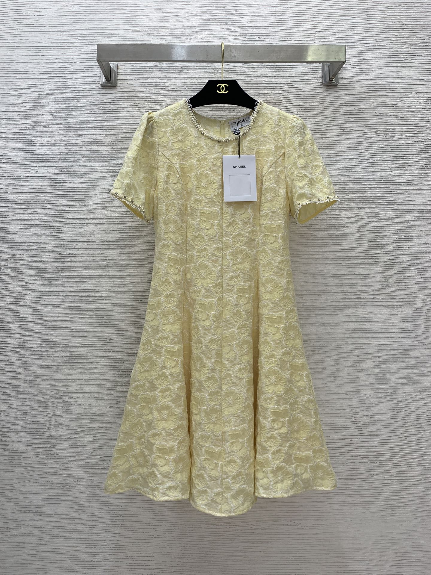 NO:435501,Model number G25062635 Chane* new high-end custom heavy industry diamond-inlaid bead edge flower jacquard fabric slim fit and slim big short-sleeved dress!  Pink, yellow, (Size S shoulder width 35, bust 84, waist 70, sleeve length 23, skirt length 93) hair, chanel, skirts, T-shirt, alexander wang19860909款号G25062635 Chane*新款高端定制重工镶钻钉珠边花朵提花面料修身显瘦大摆短袖连衣裙！粉色、黄色、 （S码肩宽35,胸围84,腰围70,袖长23,裙长93）发,,chanel,skirts,T-shirt,alexander wang,Women's clothing