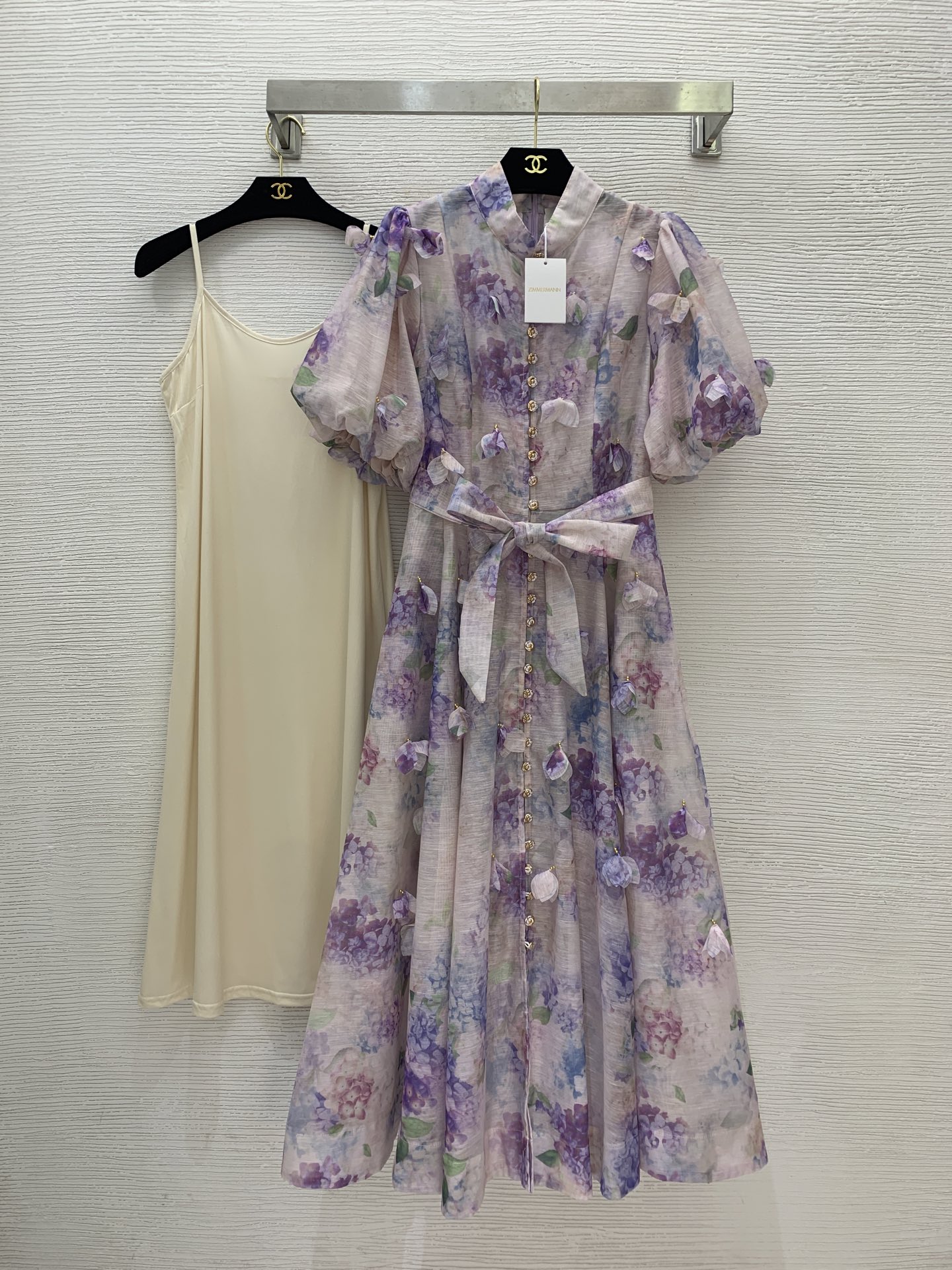 NO:435919,Model number G25062735 ZIMMERMA*N Australia brand High-end custom flower print, three-dimensional tassel petal decoration single-breasted placket waist slimming large stand collar dress long skirt solid color inner strap base skirt with belt!  1.2.3.4/SMLXL (2 size bust 94, waist 76, sleeve length 31, skirt length 126; inner bust 90 high elasticity, length 96 without shoulder straps) hair, skirts, alexander wang19860909款号G25062735 ZIMMERMA*N兹默曼澳洲品牌 高端定制花朵印花、立体流苏花瓣装饰单排扣门襟收腰显瘦大摆立领连衣裙长裙纯色内搭吊带打底裙配有腰带！1.2.3.4/SMLXL（2码胸围94,腰围76,袖长31,裙长126；内搭胸围90高弹力,长度96不含肩带）发,,skirts,alexander wang,Women's clothing